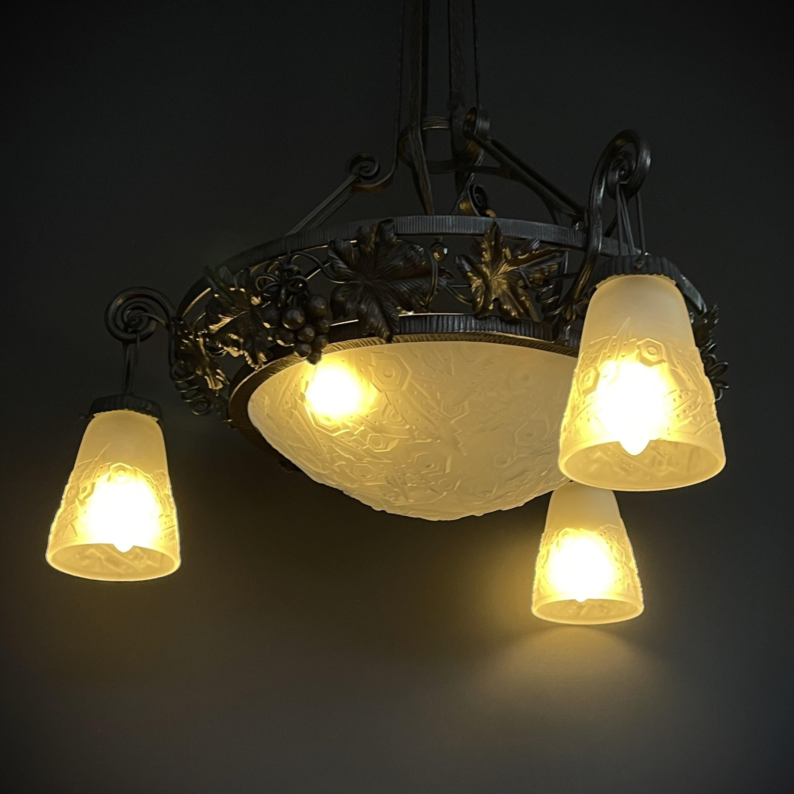 lampada da soffitto art deco di  Muller Frères Lunéville

La lampada da soffitto Muller Frères Lunéville ART DECO è un affascinante esempio della maestria artigianale e dello squisito design di questo rinomato produttore di vetro francese. Questa