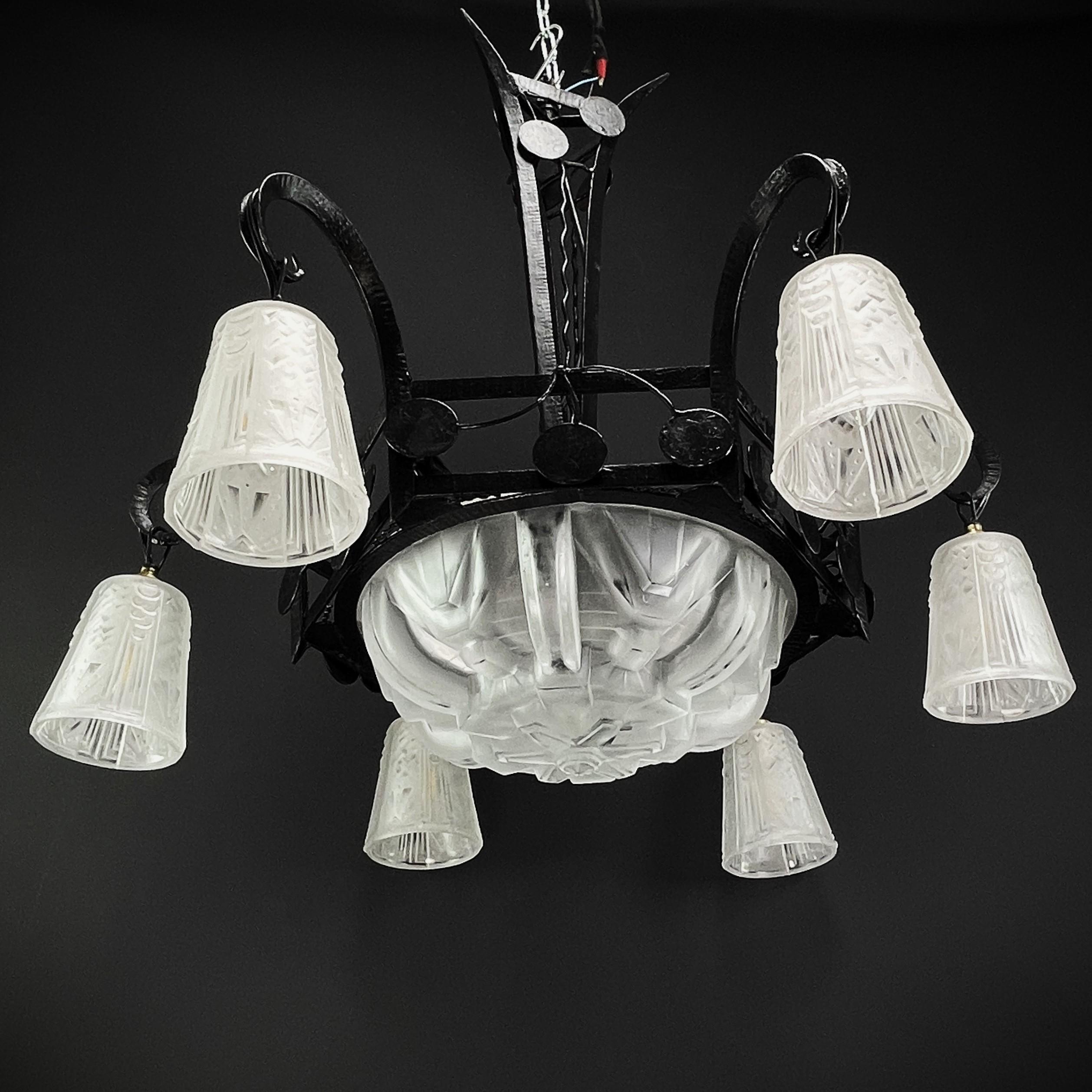 art deco ceiling lamp by  Muller Frères Lunéville

The Muller Frères Lunéville ART DECO ceiling lamp is a fascinating example of the masterful craftsmanship and exquisite design of this renowned French glass manufacturer. This signed ceiling lamp