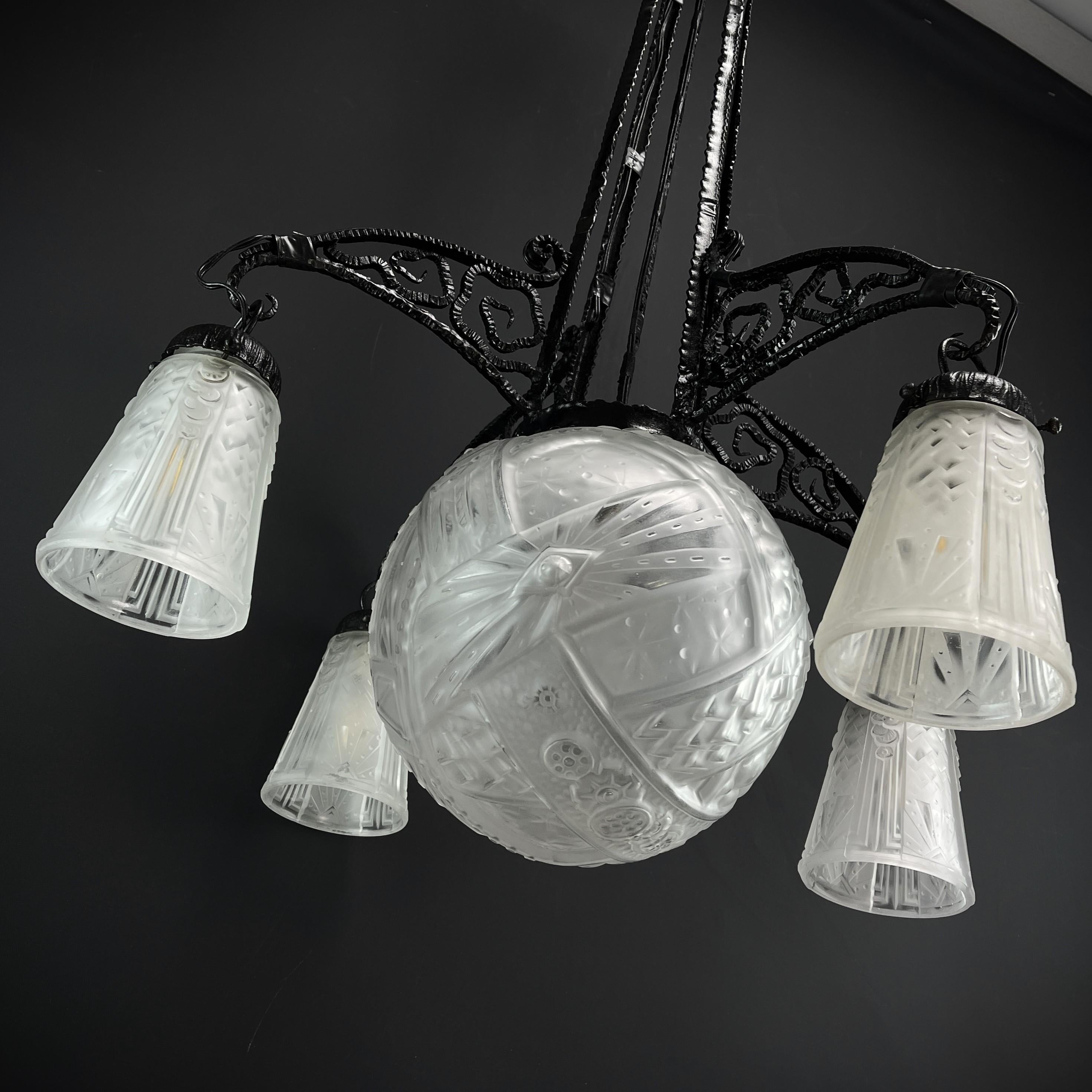 Lampada da soffitto ART DECO di  Muller Frères Lunéville

La rara lampada da soffitto Muller Frères Lunéville ART DECO è un affascinante esempio della maestria artigianale e dello squisito design di questo rinomato produttore di vetro francese.