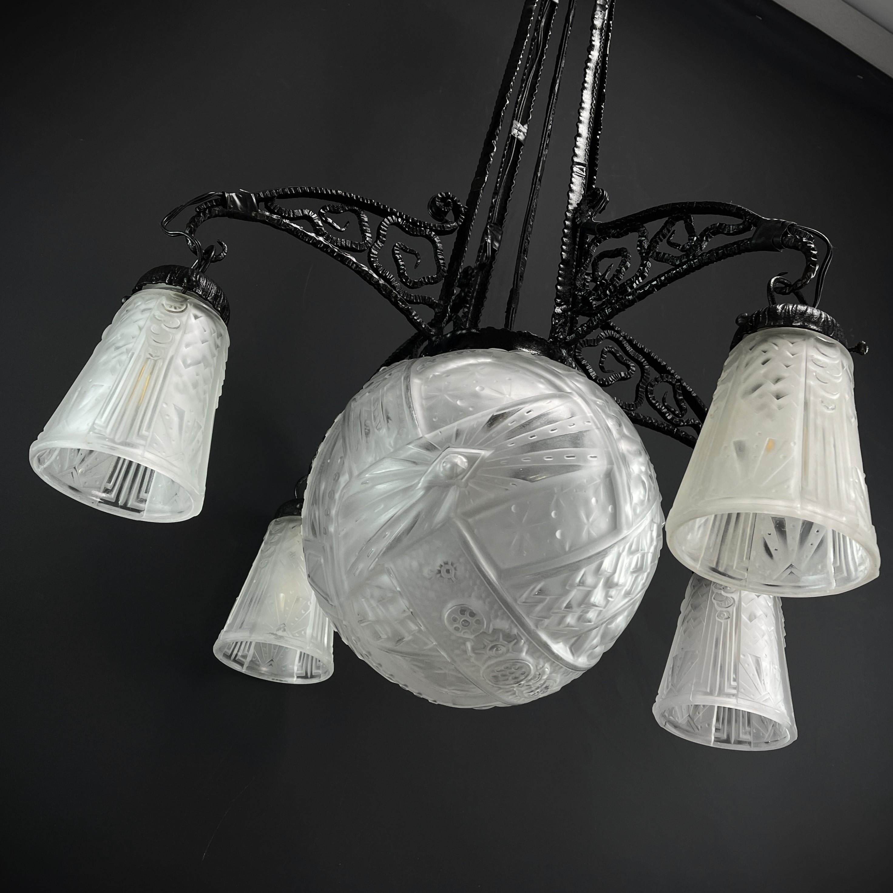 ART DECO ceiling lamp by  Muller Frères Lunéville

The rare Muller Frères Lunéville ART DECO ceiling lamp is a fascinating example of the masterful craftsmanship and exquisite design of this renowned French glass manufacturer. This signed ceiling