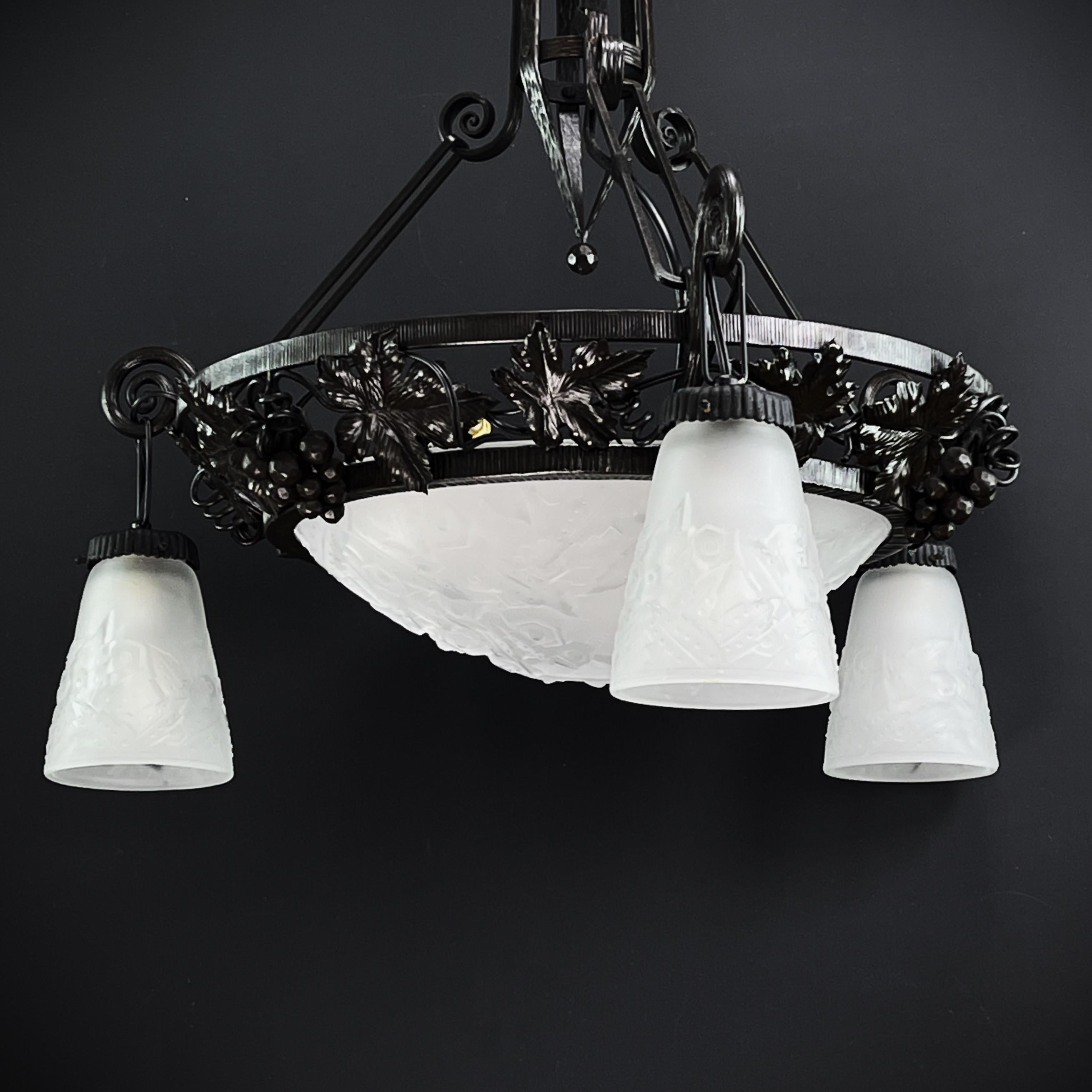 Francese Lampada da soffitto in ferro battuto Art Deco di Muller Freres, Luneville, anni '30 in vendita