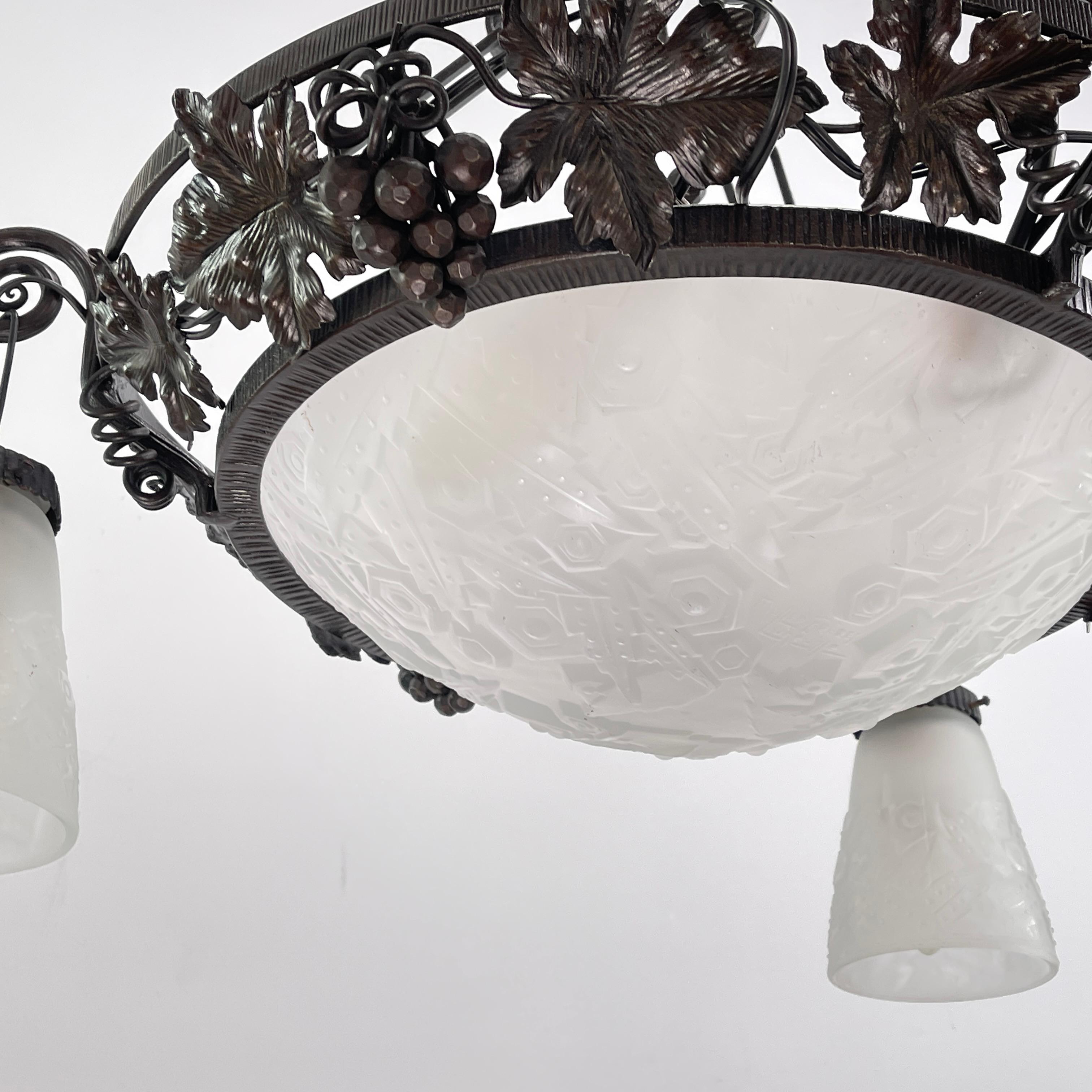 Vetro Lampada da soffitto in ferro battuto Art Deco di Muller Freres, Luneville, anni '30 in vendita