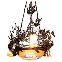 Lampadario Art Deco in ferro battuto con coppa in pasta di vetro e luci a forma di tulipano