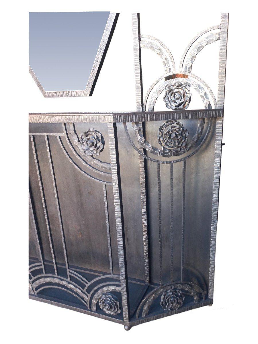 Wrought iron locker room from the Art Deco period.
Central mirror, waterfall.
Rich wrought iron decoration in the style of Edgar Brandt.
Assembly by screws and rivets.
Very good state.