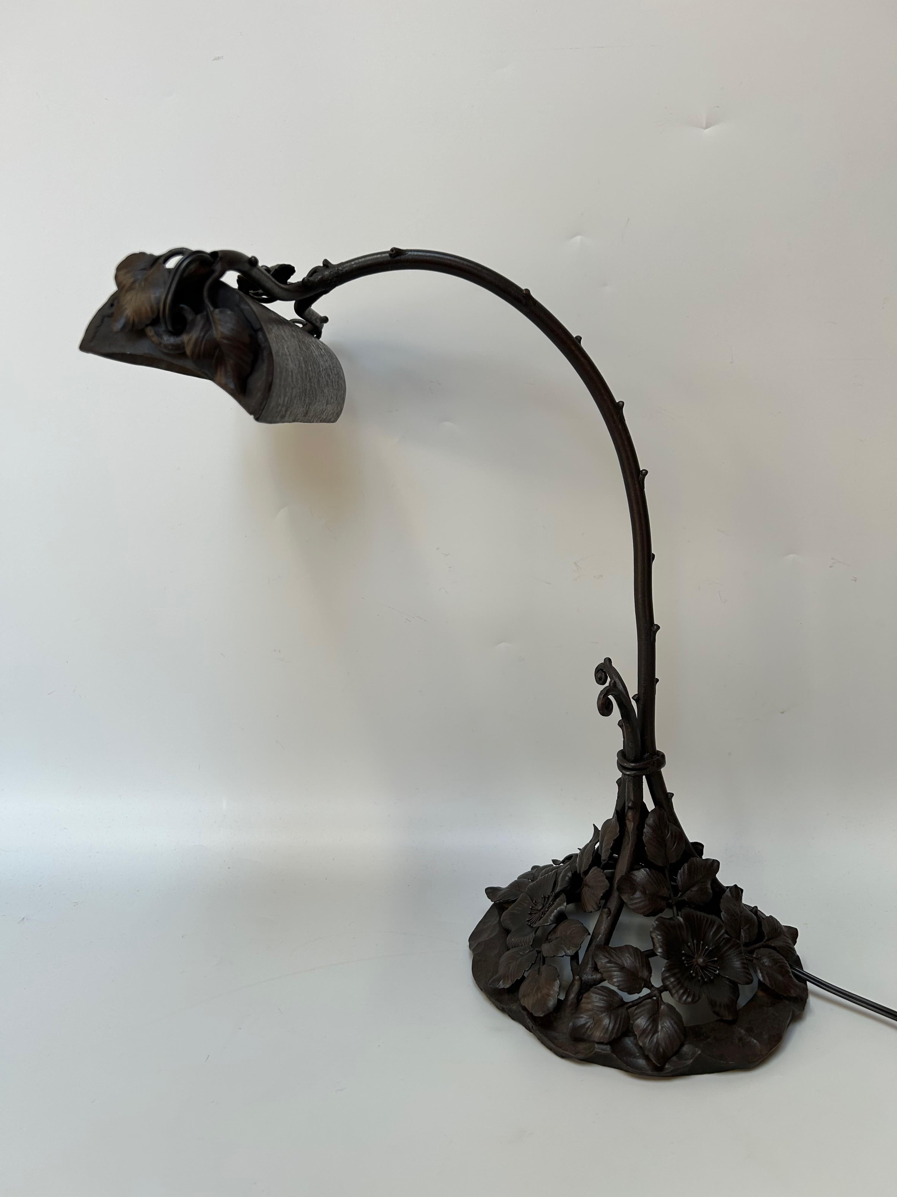 Lámpara de escritorio Art Decó de hierro forjado en Excelente estado para la venta en NANTES, FR