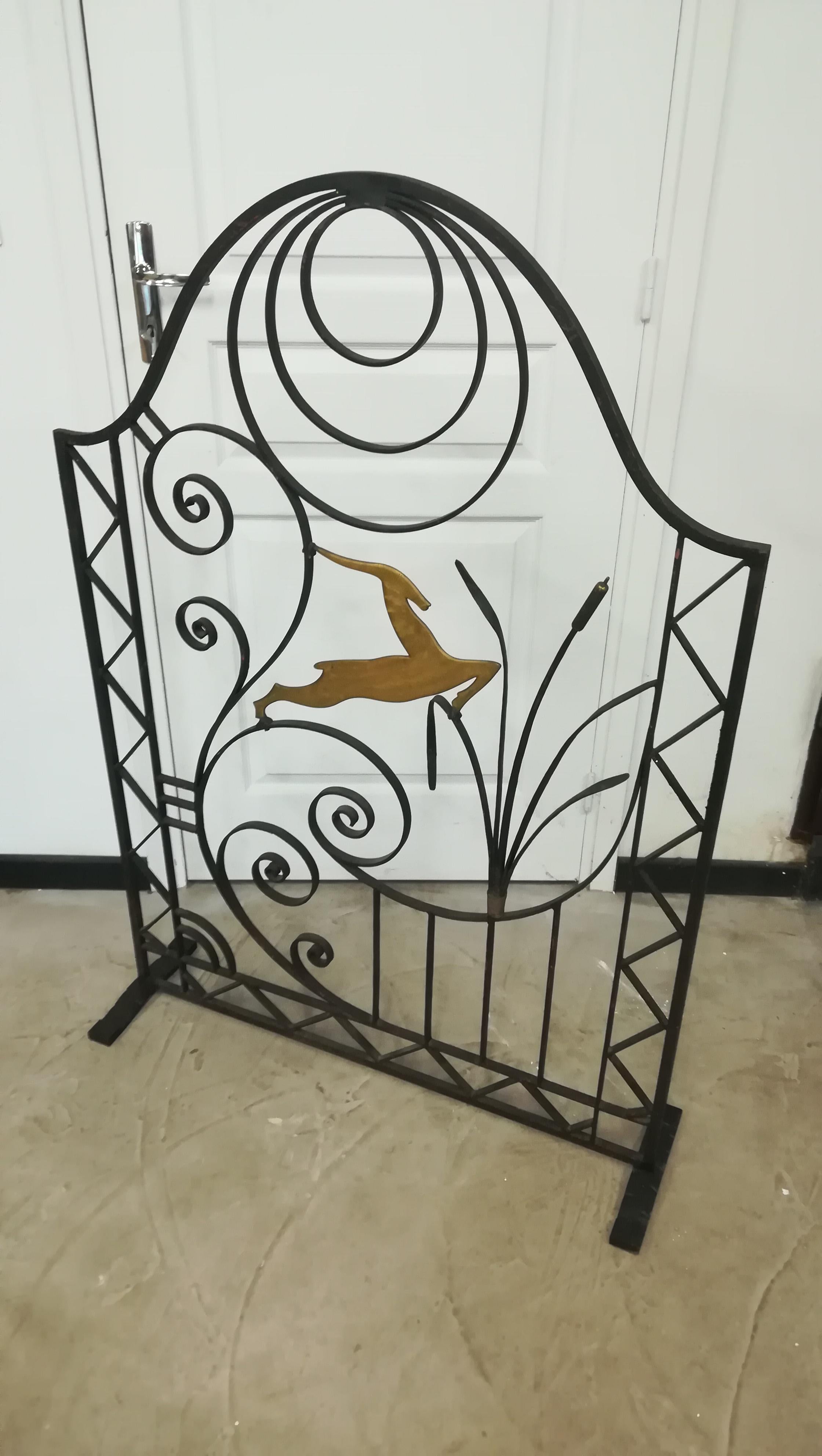 Art Deco wrought iron fire screen, with golden antelope, double sided.
Measures: Thickness 1.5cm.