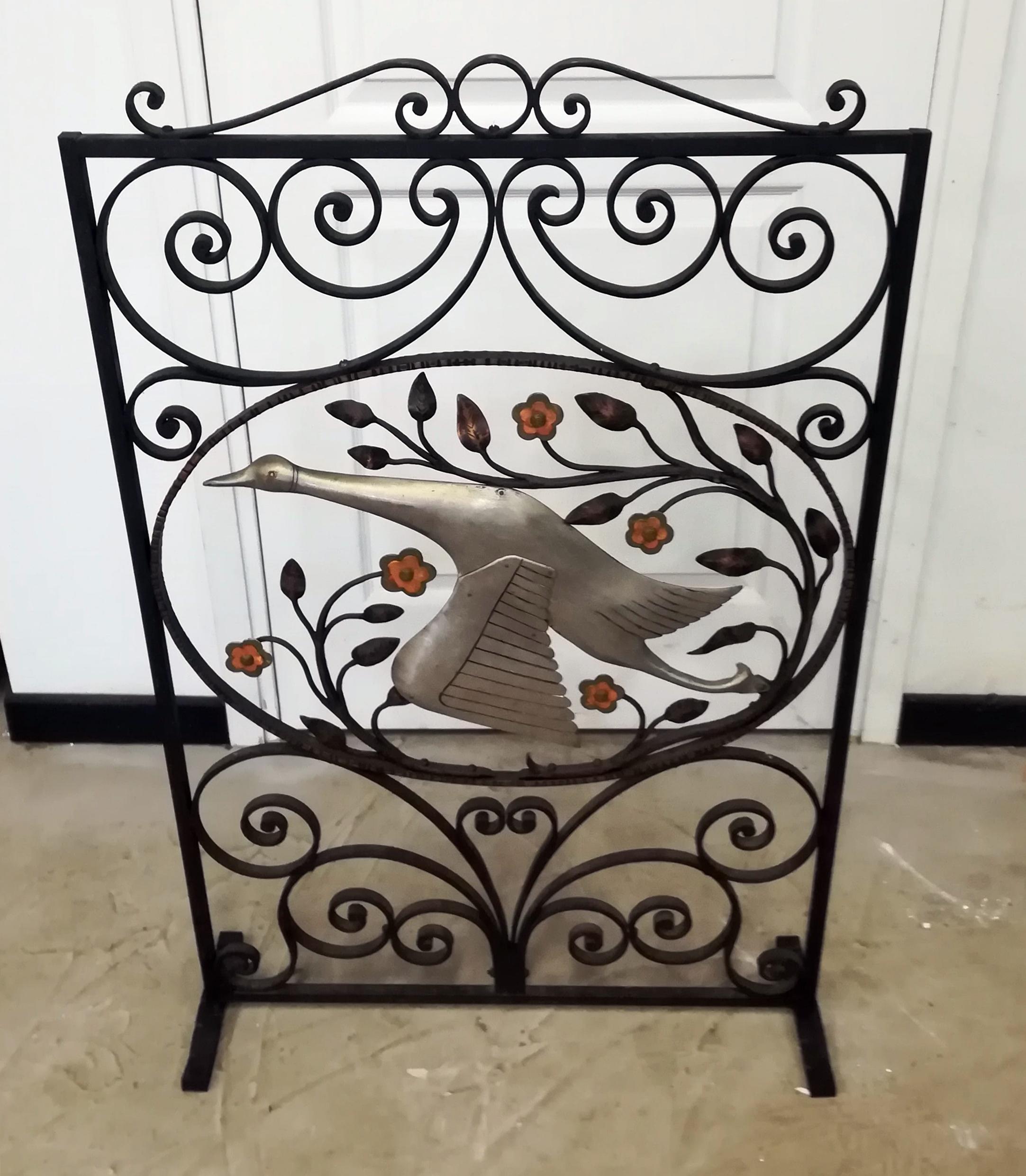 Art Deco wrought iron fire screen, with silver bird (goose)
Measures: Thickness 1.5cm.