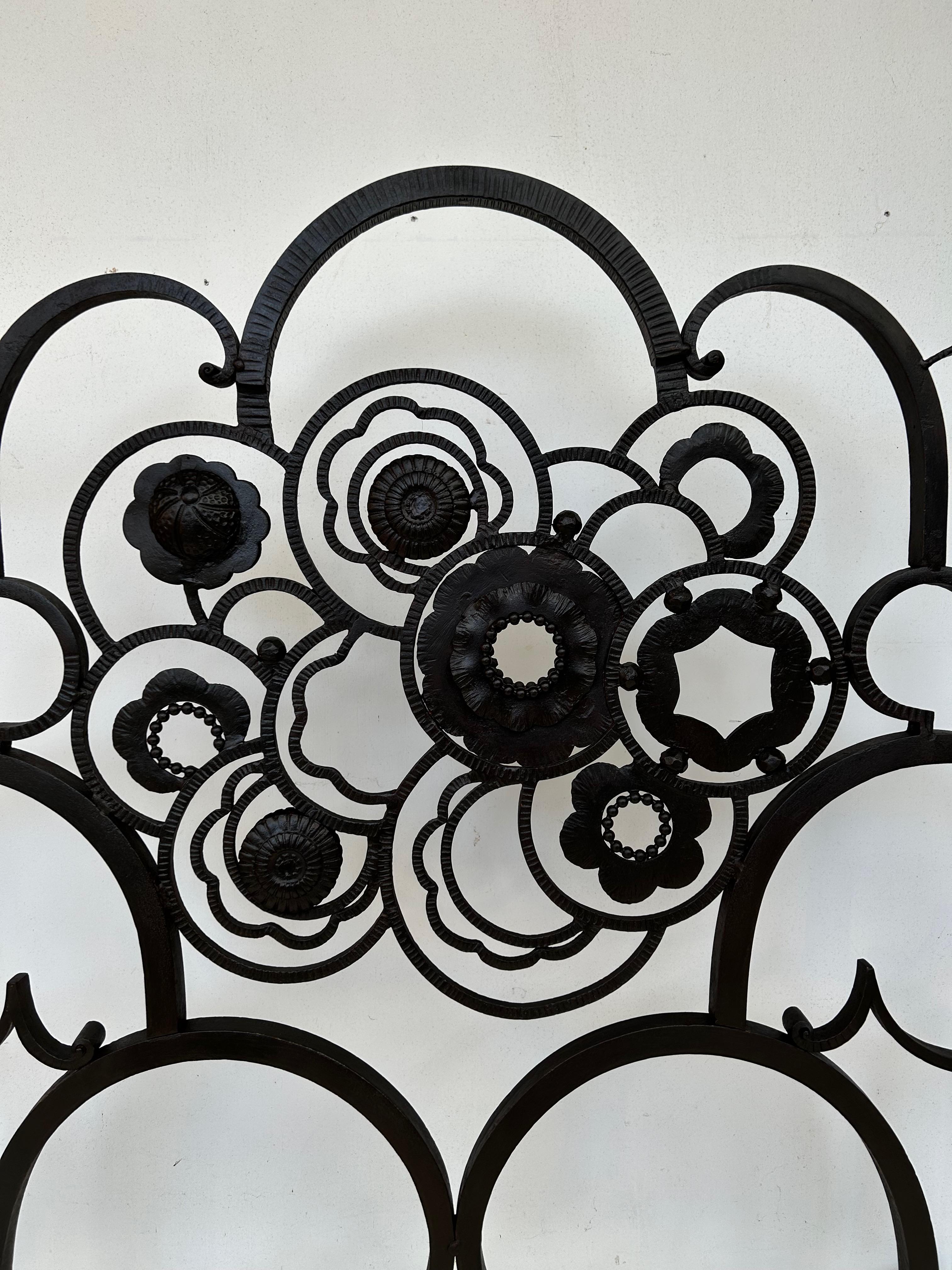 Art Deco Fire Screen circa 1930.
Wrought iron structure with floral decoration.

Total height: 85.5 cm
Width: 89 cm
Weight: 20.5 Kg