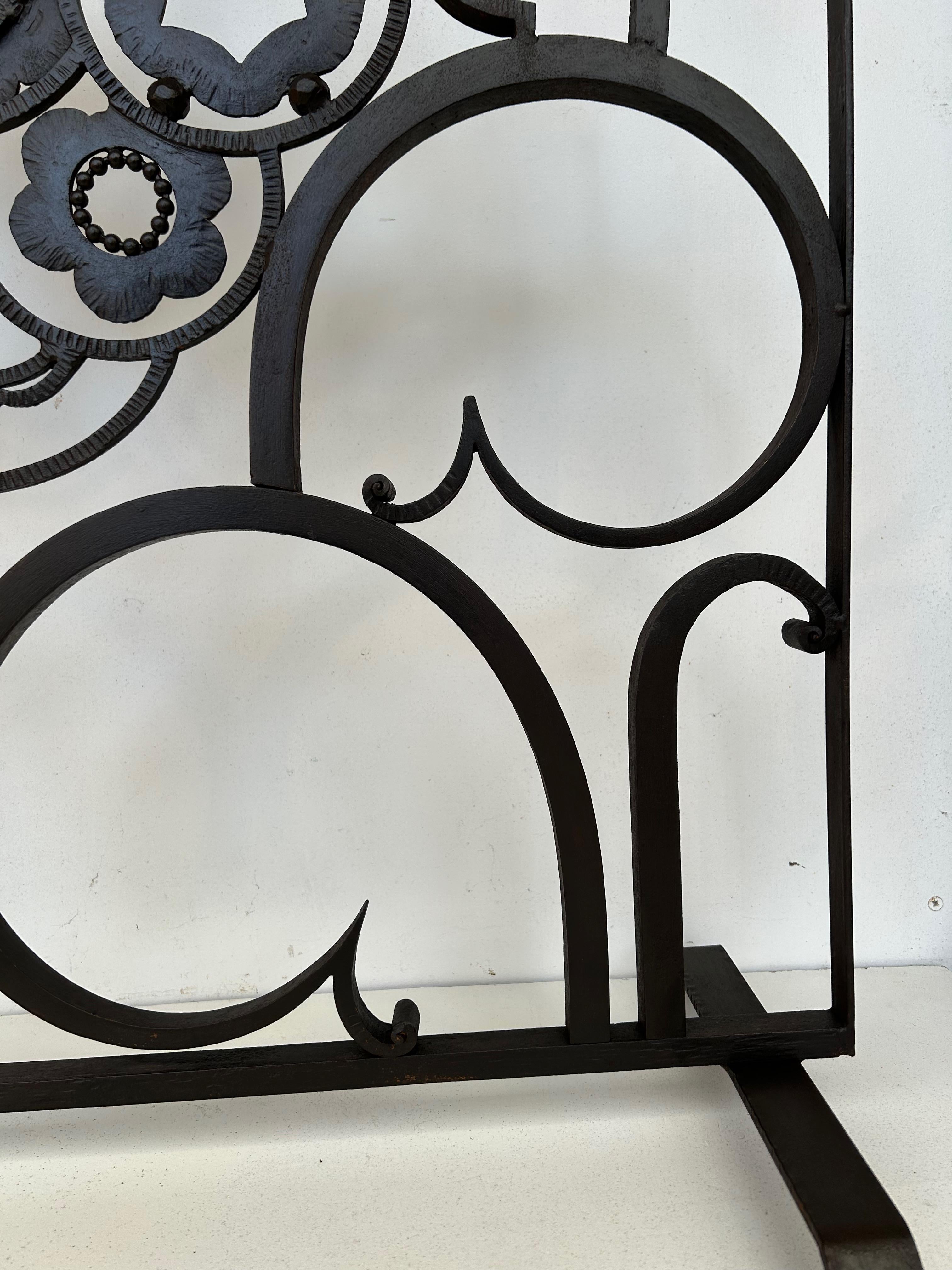 Art Deco Wrought Iron Fire Screen In Excellent Condition In NANTES, FR