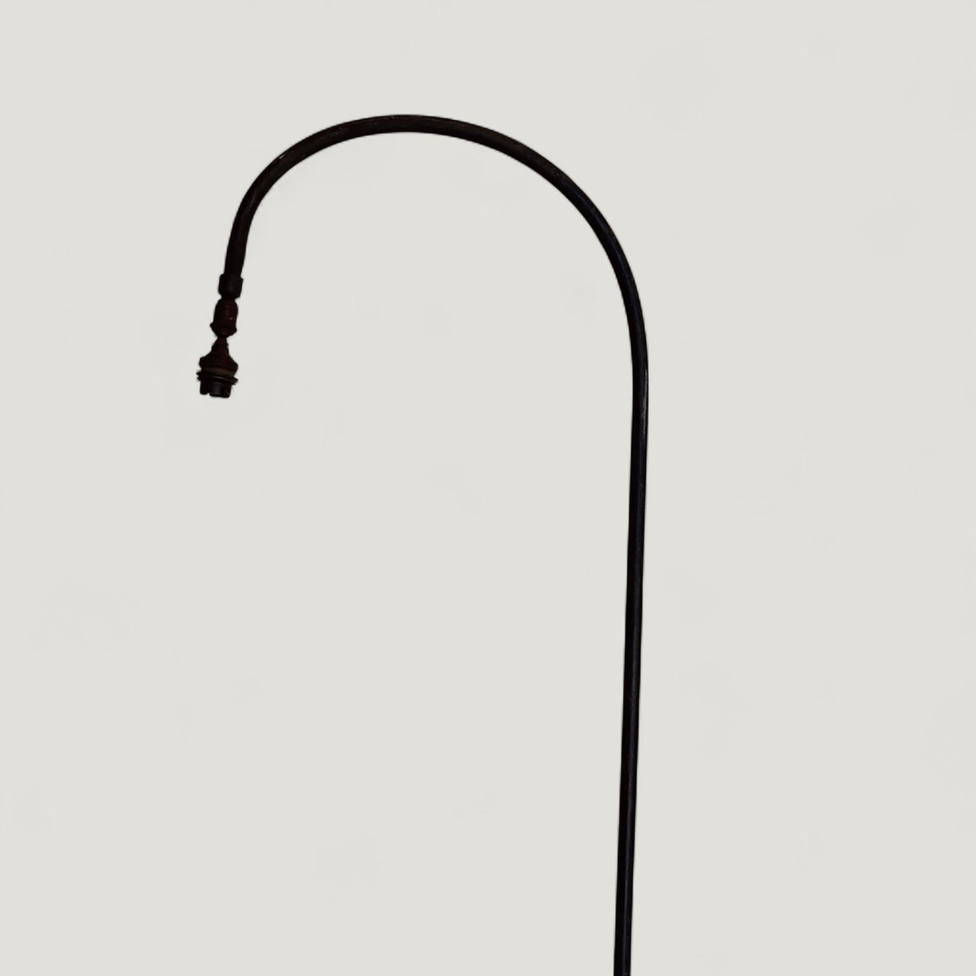 Semplice lampada da terra francese in ferro battuto Art Déco su una base a treppiede con volute.
Richiede  ricablaggio 