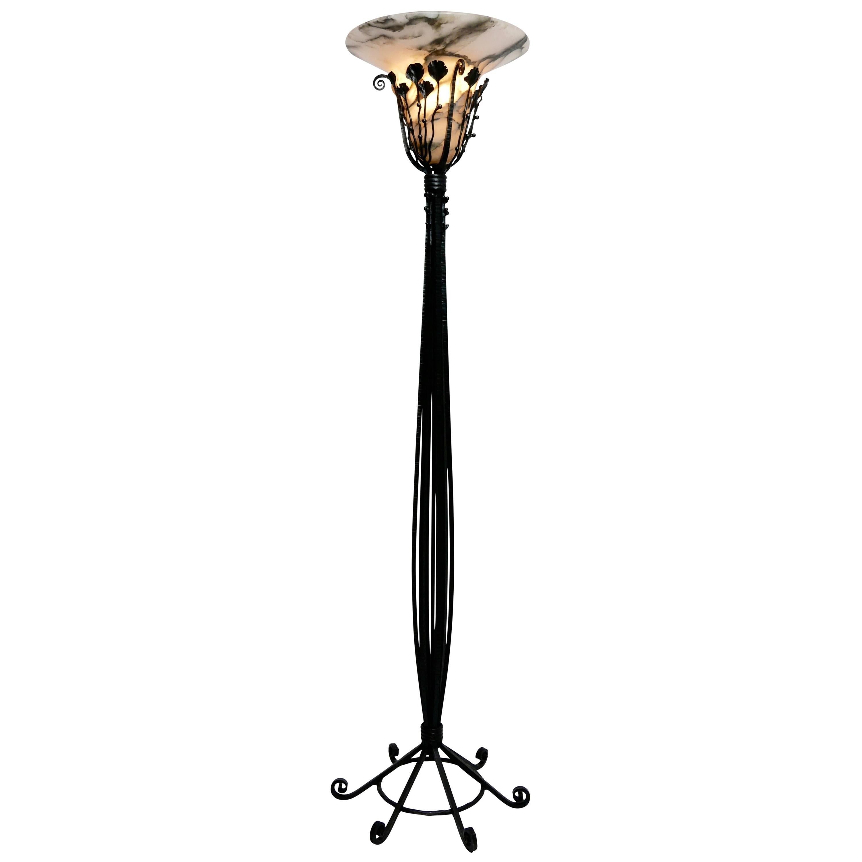 Stehlampe aus Schmiedeeisen mit Alabasterschirm im Art déco-Stil, französisch, um 1920