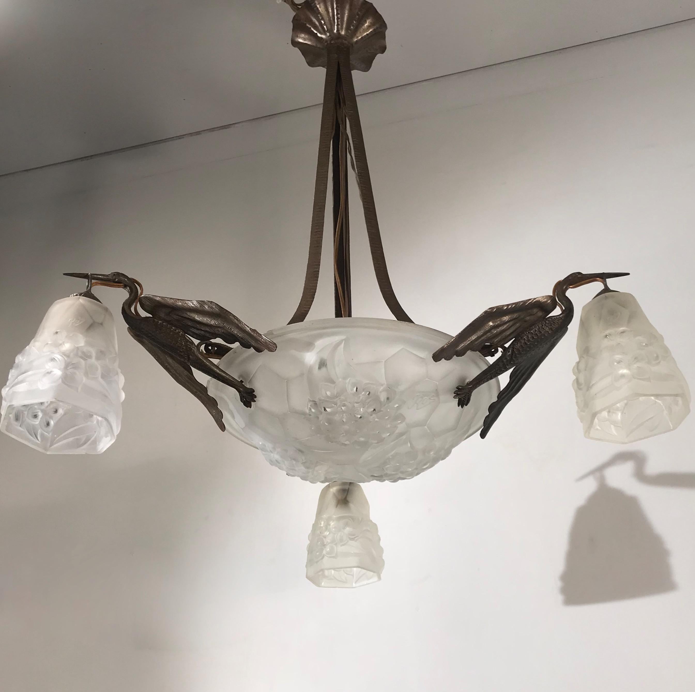 Art & Deco Wrought Iron & Glass 4-Light Pendant / Chandelier avec 3 Stork Birds 2