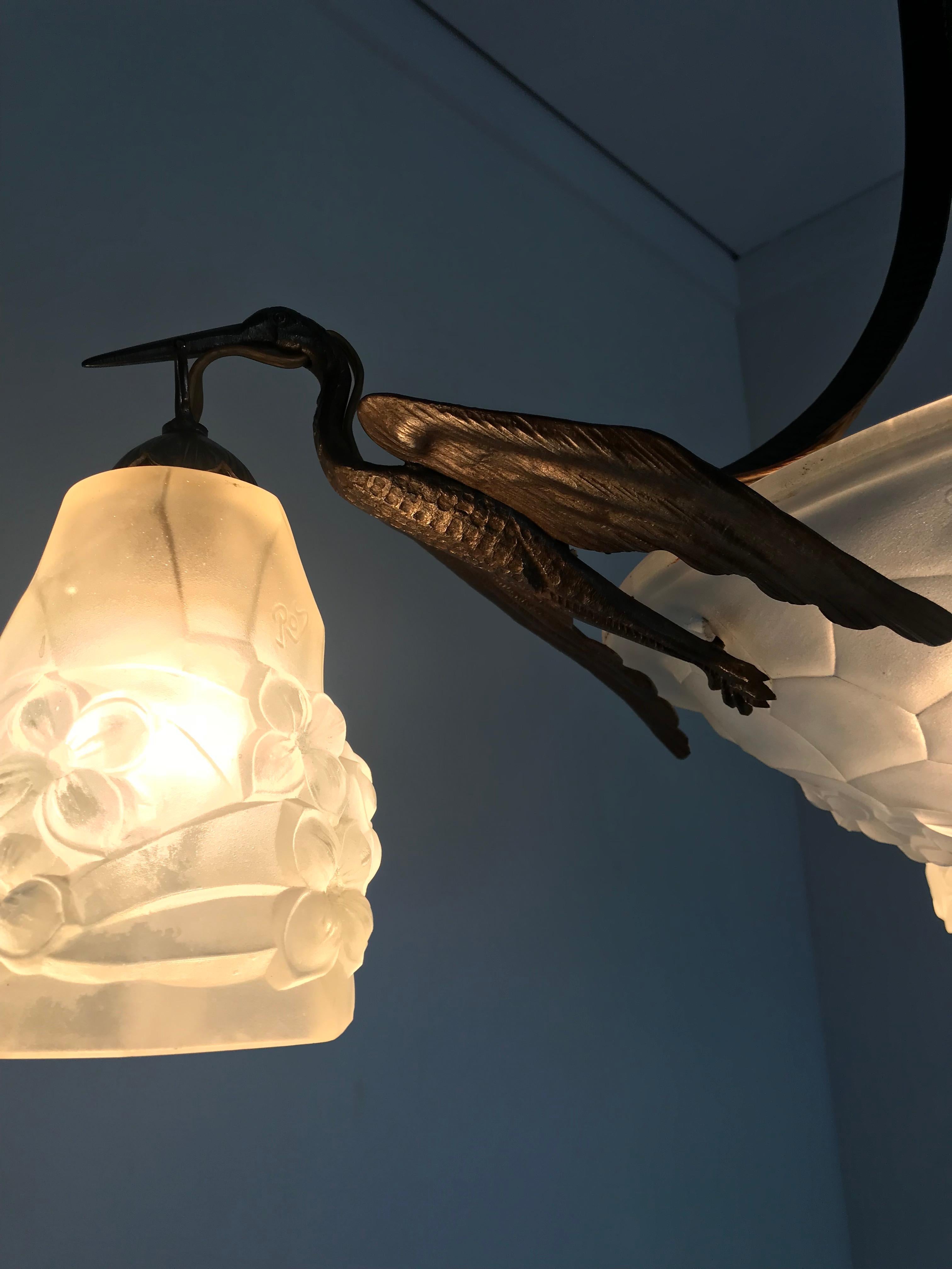 Art & Deco Wrought Iron & Glass 4-Light Pendant / Chandelier avec 3 Stork Birds 8