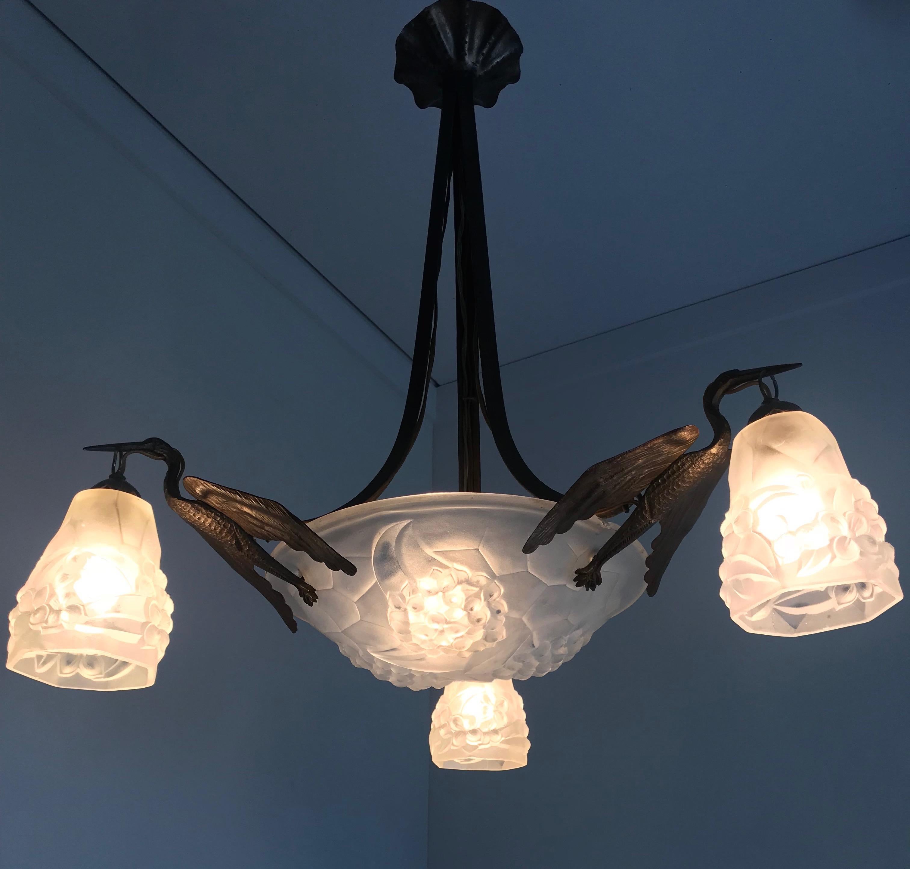 Art & Deco Wrought Iron & Glass 4-Light Pendant / Chandelier avec 3 Stork Birds 9