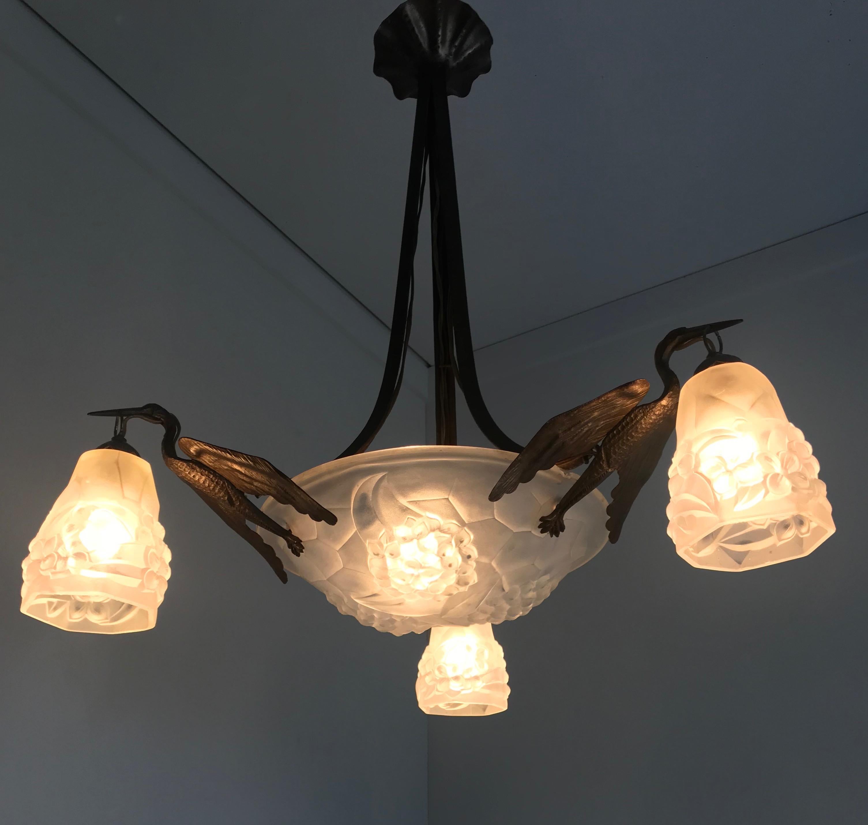Artistique & magnifique luminaire Arts and Crafts à trois bras signé 