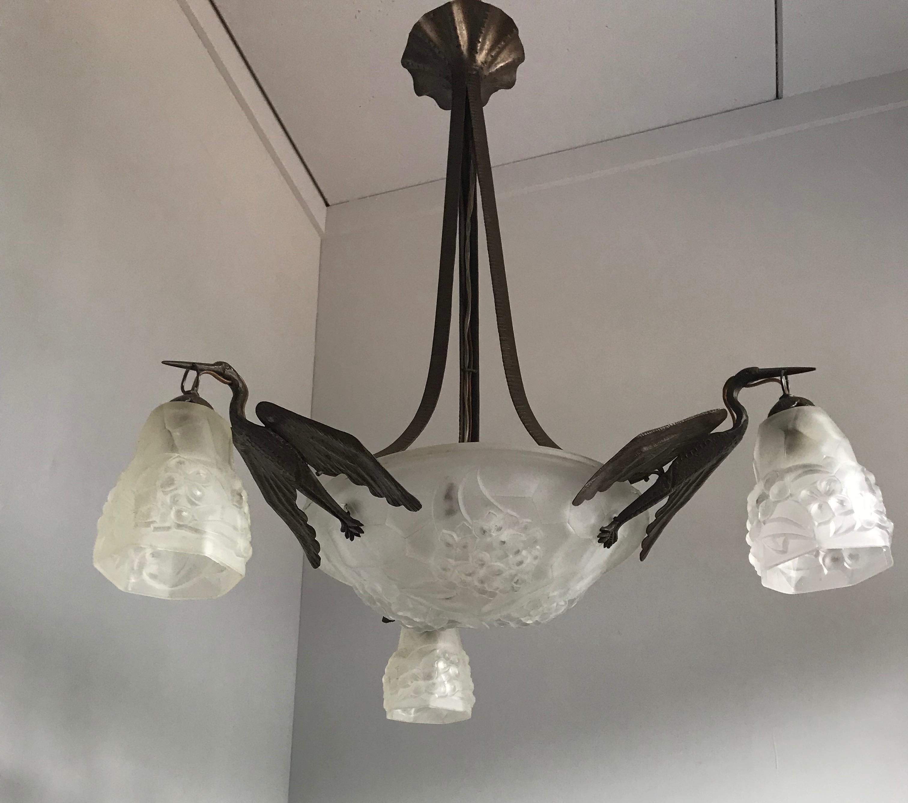 Français Art & Deco Wrought Iron & Glass 4-Light Pendant / Chandelier avec 3 Stork Birds