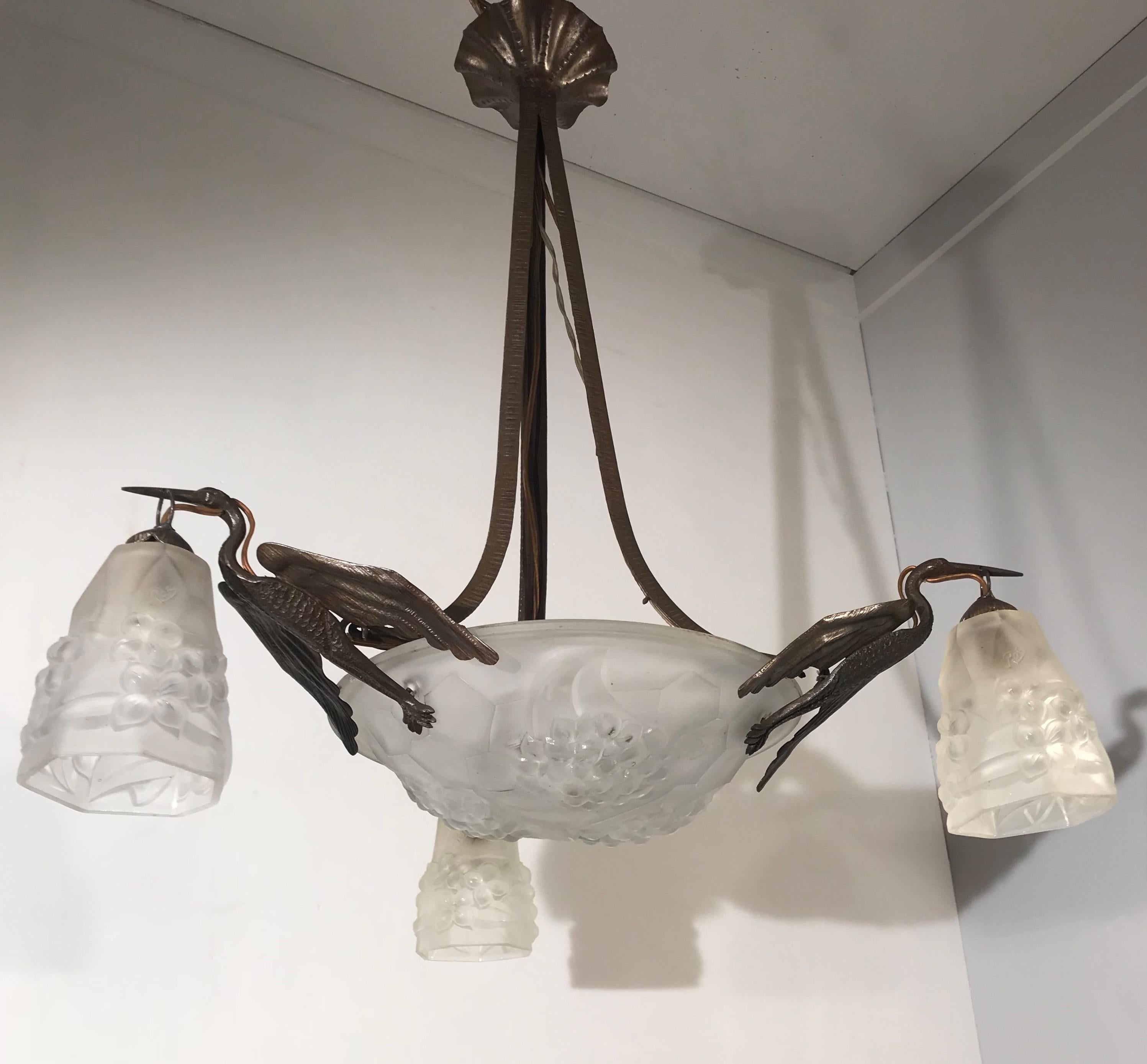 20ième siècle Art & Deco Wrought Iron & Glass 4-Light Pendant / Chandelier avec 3 Stork Birds