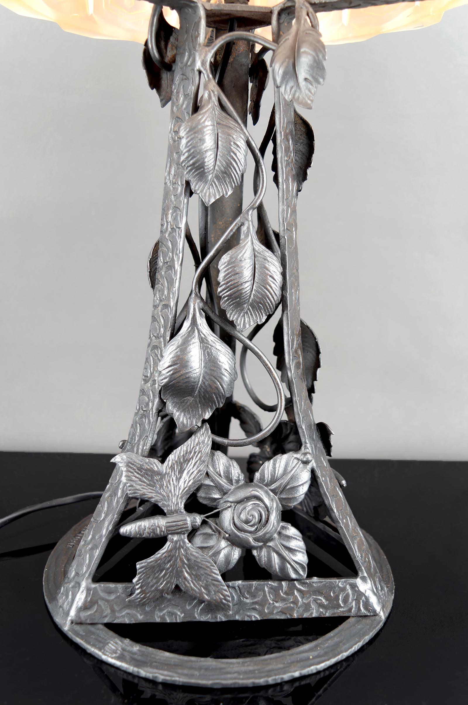 Lámpara Art Decó de hierro forjado y cúpula de cristal, de Bartelemie, Francia, circa 1925 en venta 3