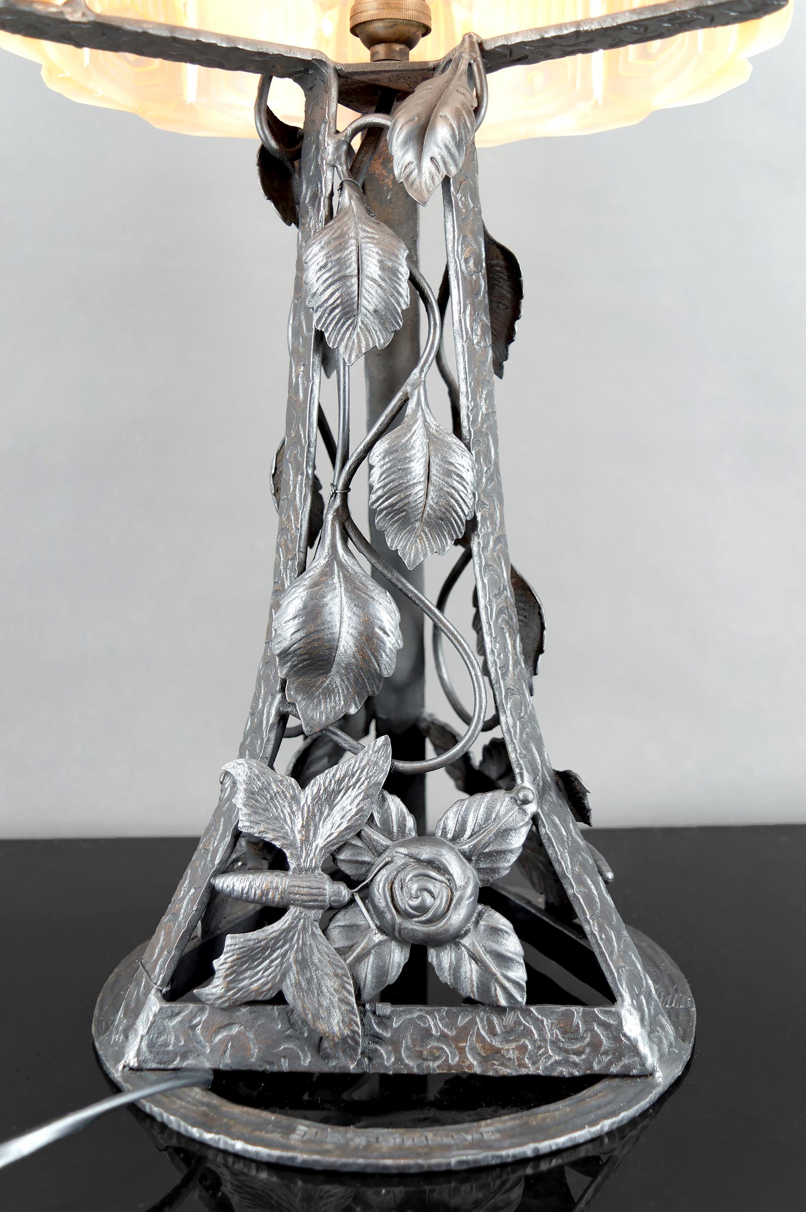 Lámpara Art Decó de hierro forjado y cúpula de cristal, de Bartelemie, Francia, circa 1925 en venta 4