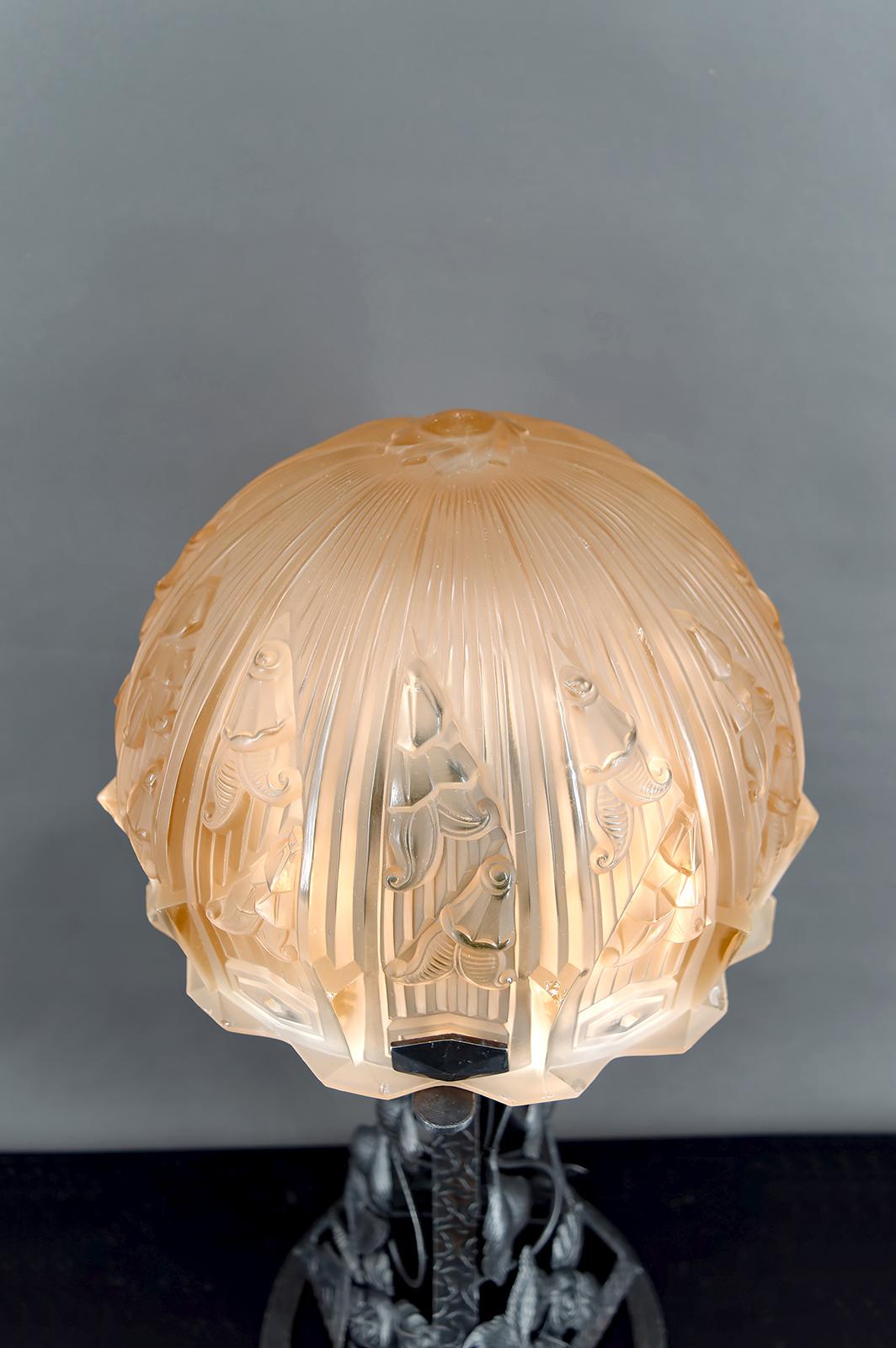 Lámpara Art Decó de hierro forjado y cúpula de cristal, de Bartelemie, Francia, circa 1925 en venta 5