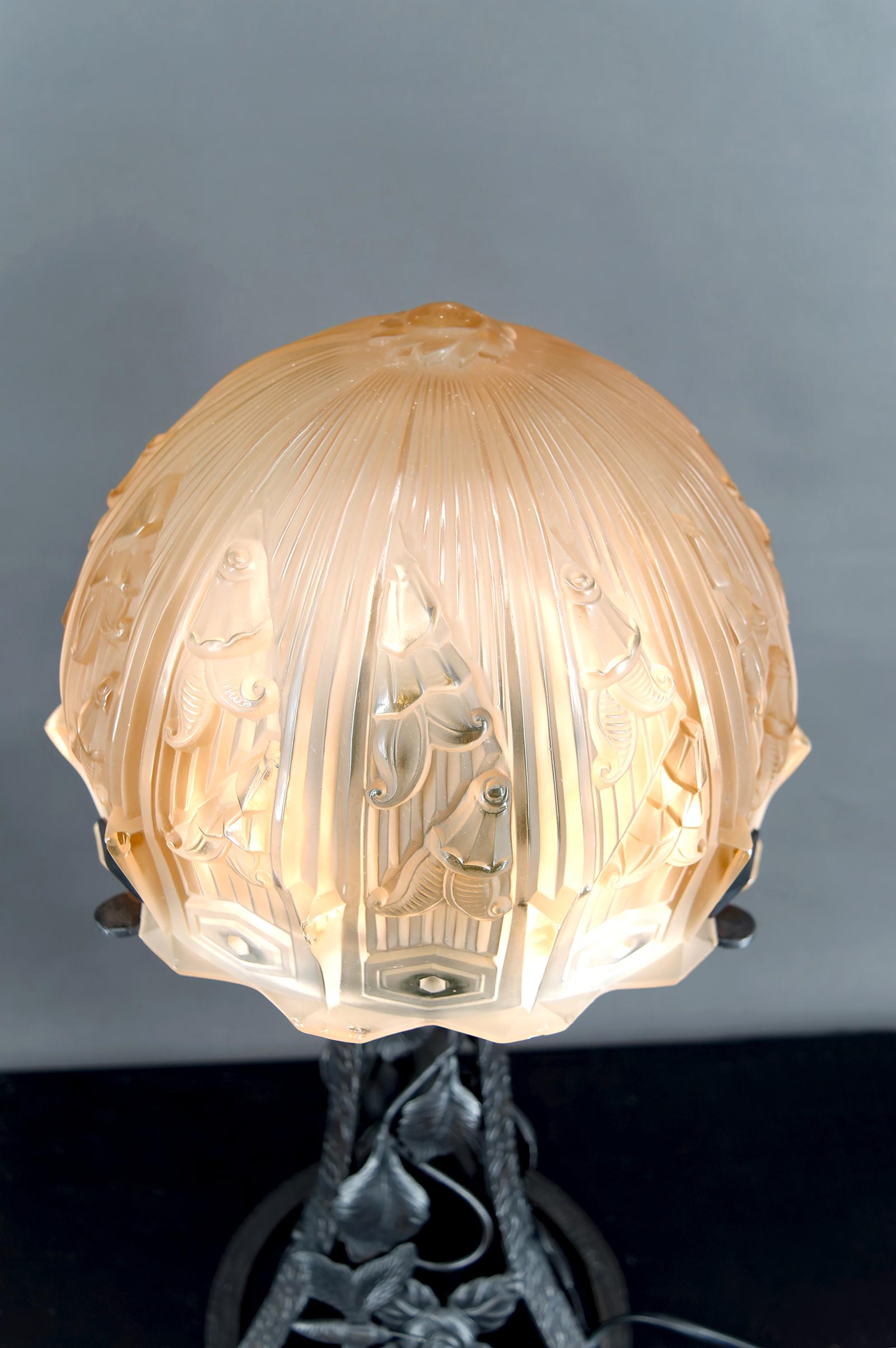 Lámpara Art Decó de hierro forjado y cúpula de cristal, de Bartelemie, Francia, circa 1925 en venta 6