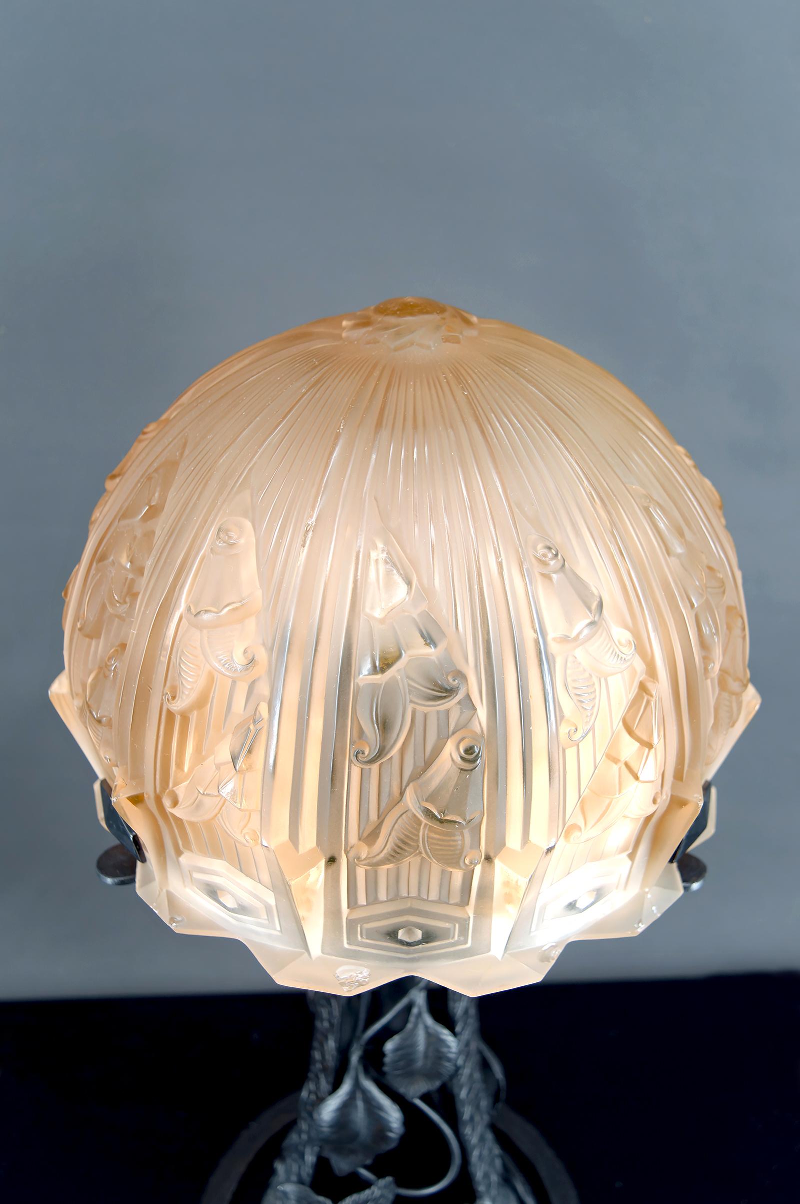 Lámpara Art Decó de hierro forjado y cúpula de cristal, de Bartelemie, Francia, circa 1925 en venta 8