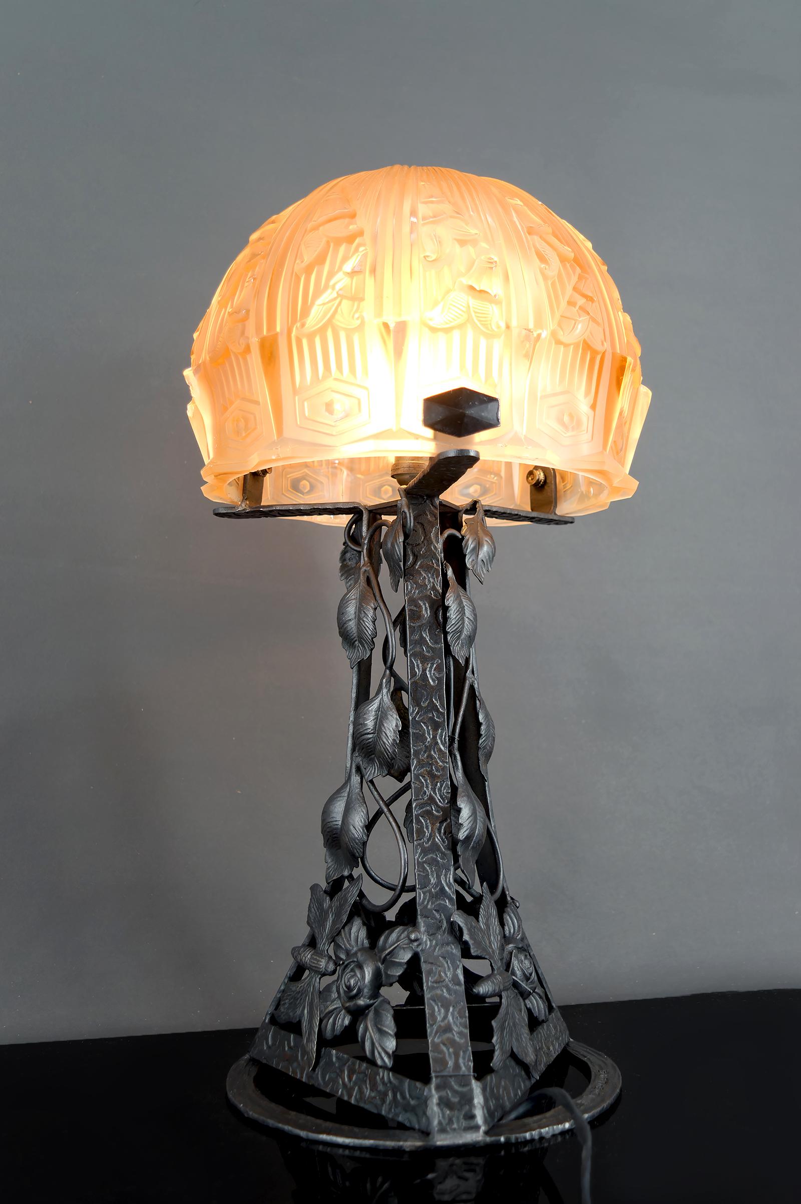 Lámpara Art Decó de hierro forjado y cúpula de cristal, de Bartelemie, Francia, circa 1925 Francés en venta
