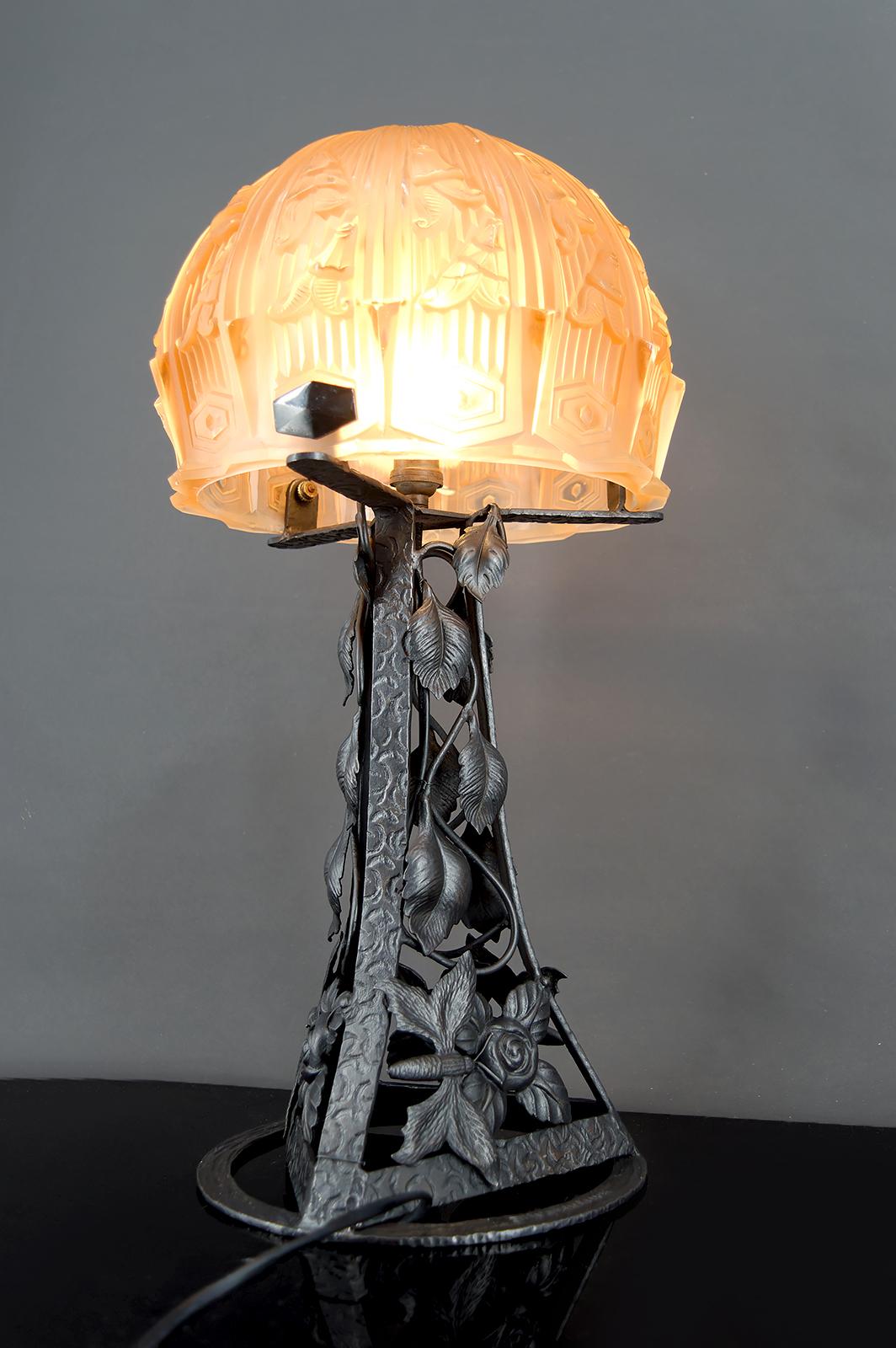 Lámpara Art Decó de hierro forjado y cúpula de cristal, de Bartelemie, Francia, circa 1925 Forjado en venta