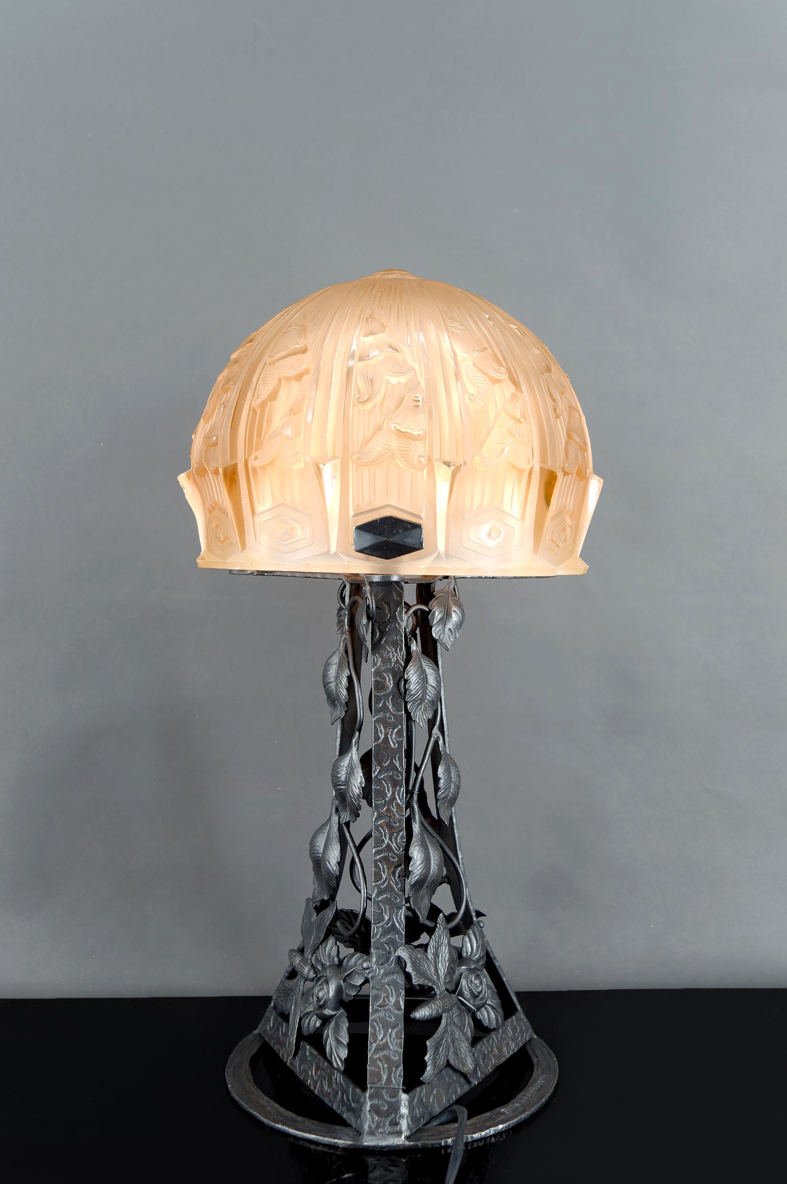 Lámpara Art Decó de hierro forjado y cúpula de cristal, de Bartelemie, Francia, circa 1925 en Bueno estado para la venta en VÉZELAY, FR