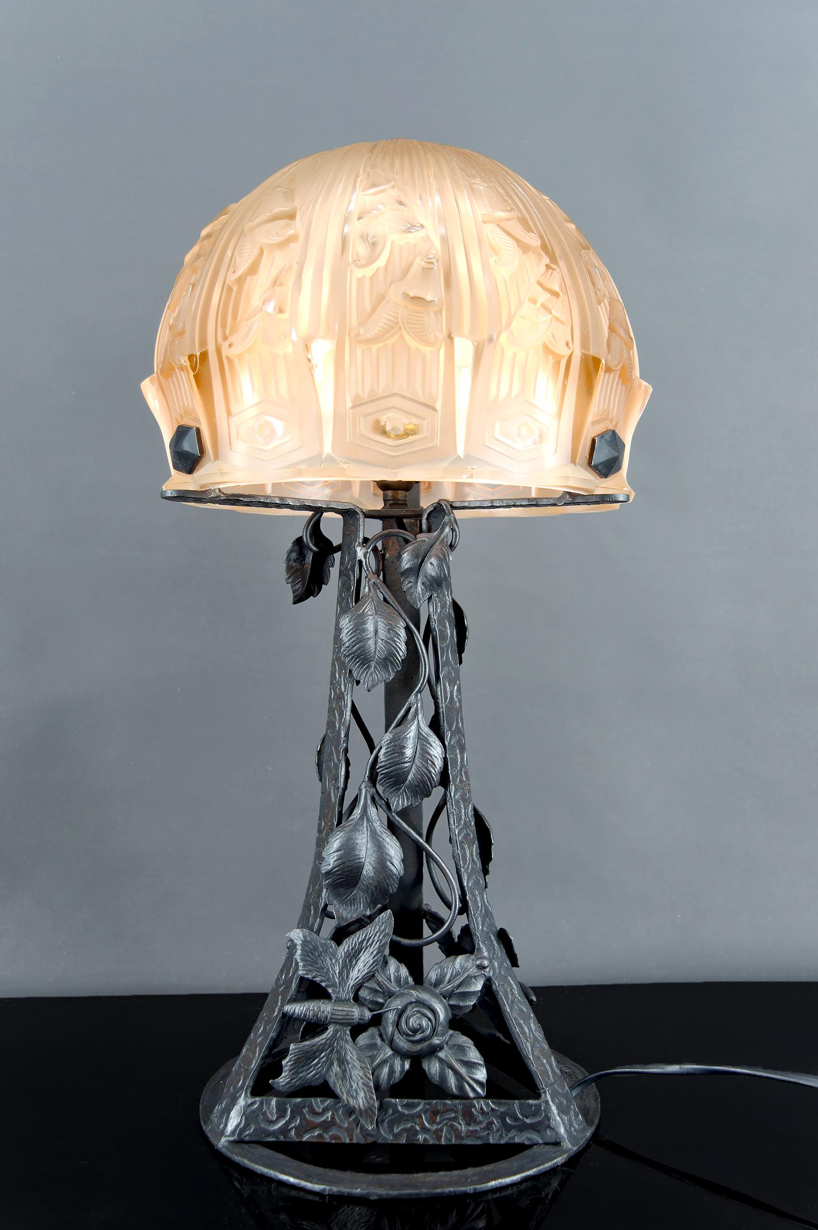 Lámpara Art Decó de hierro forjado y cúpula de cristal, de Bartelemie, Francia, circa 1925 principios del siglo XX en venta