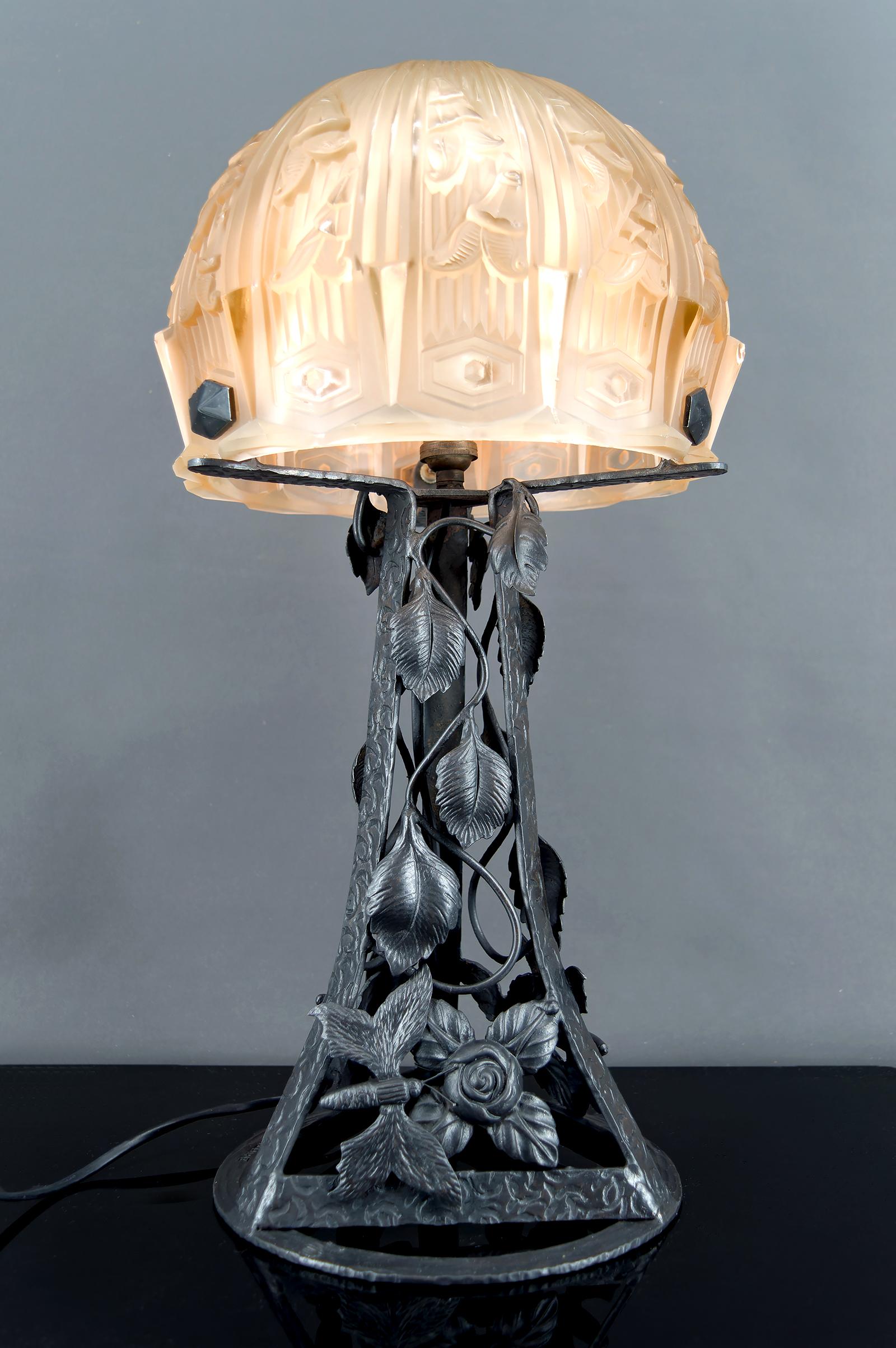 Lámpara Art Decó de hierro forjado y cúpula de cristal, de Bartelemie, Francia, circa 1925 Metal en venta