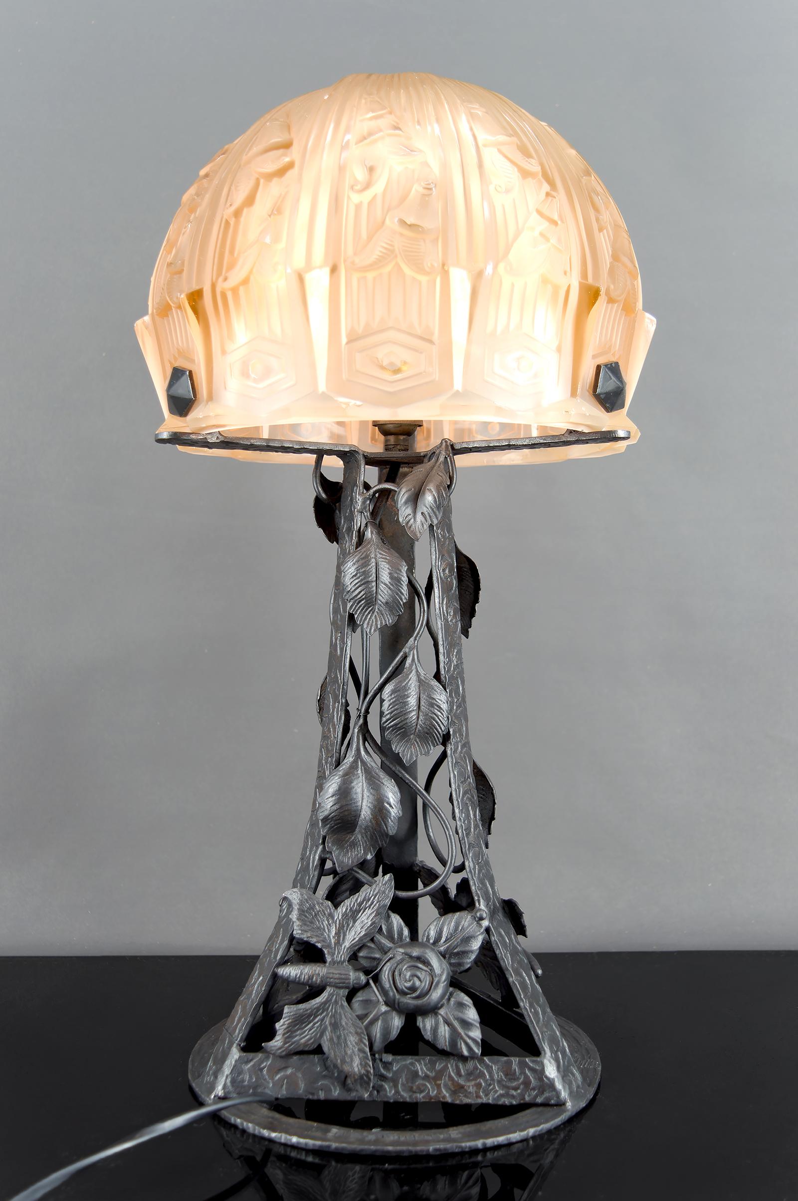 Lámpara Art Decó de hierro forjado y cúpula de cristal, de Bartelemie, Francia, circa 1925 en venta 1