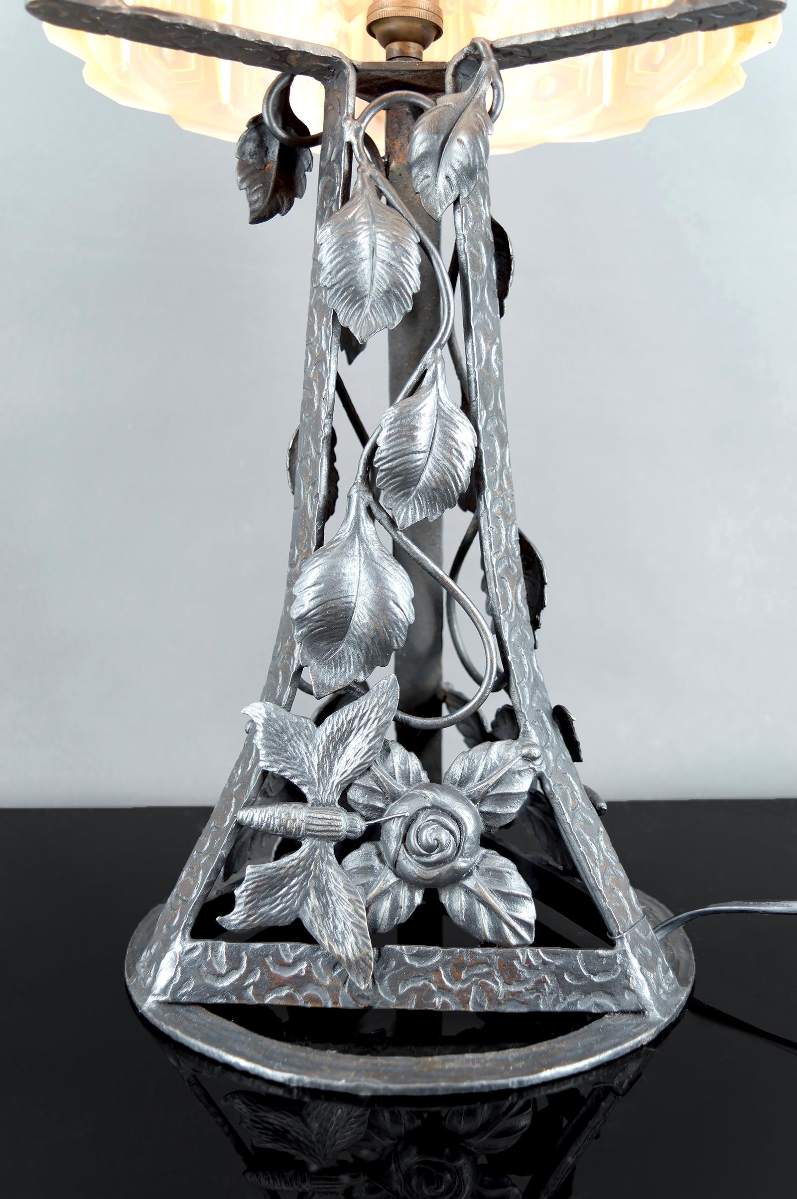 Lámpara Art Decó de hierro forjado y cúpula de cristal, de Bartelemie, Francia, circa 1925 en venta 2