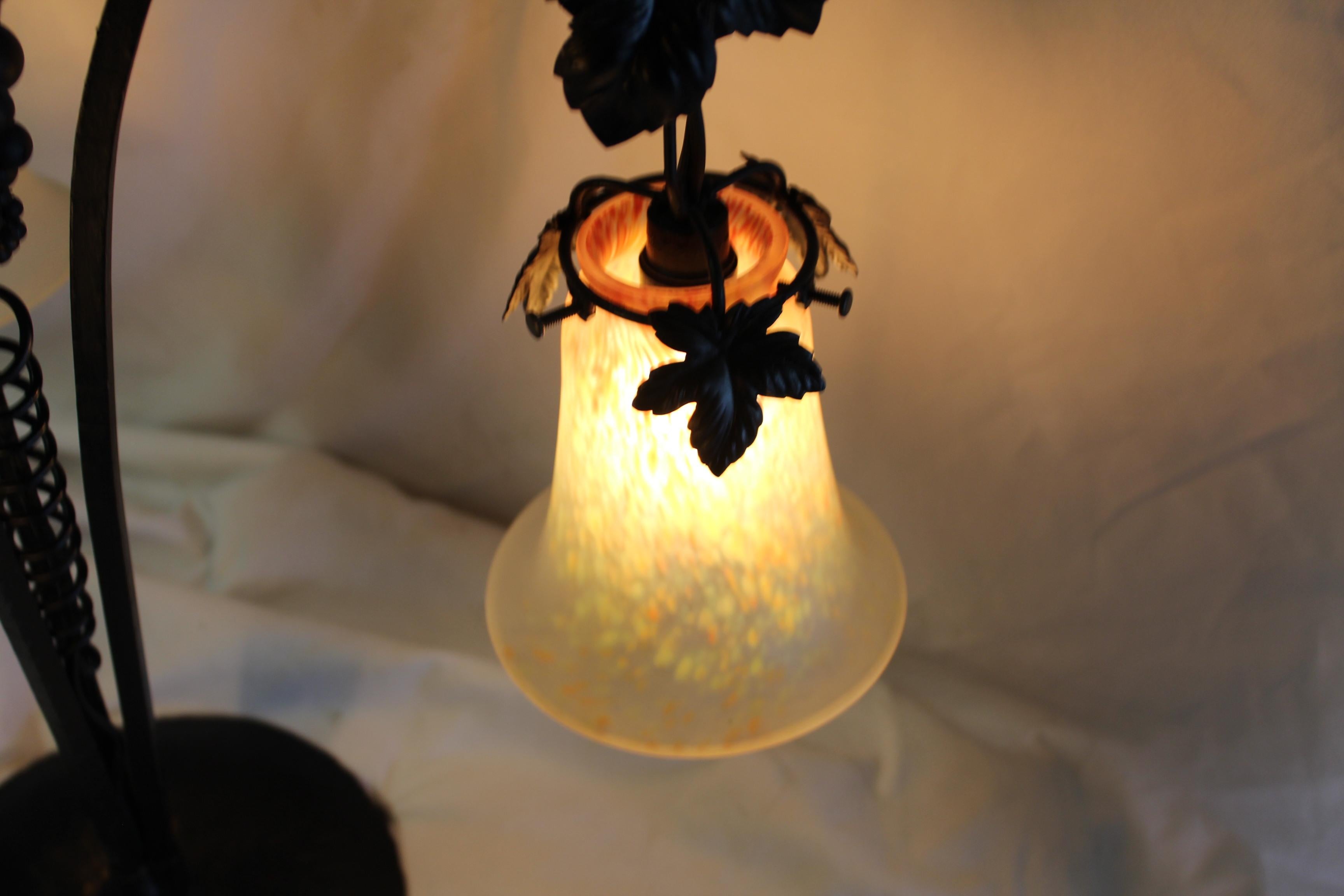 Fer Lampe en fer forgé Art Déco, abat-jour en verre d'art de conception originale en vente