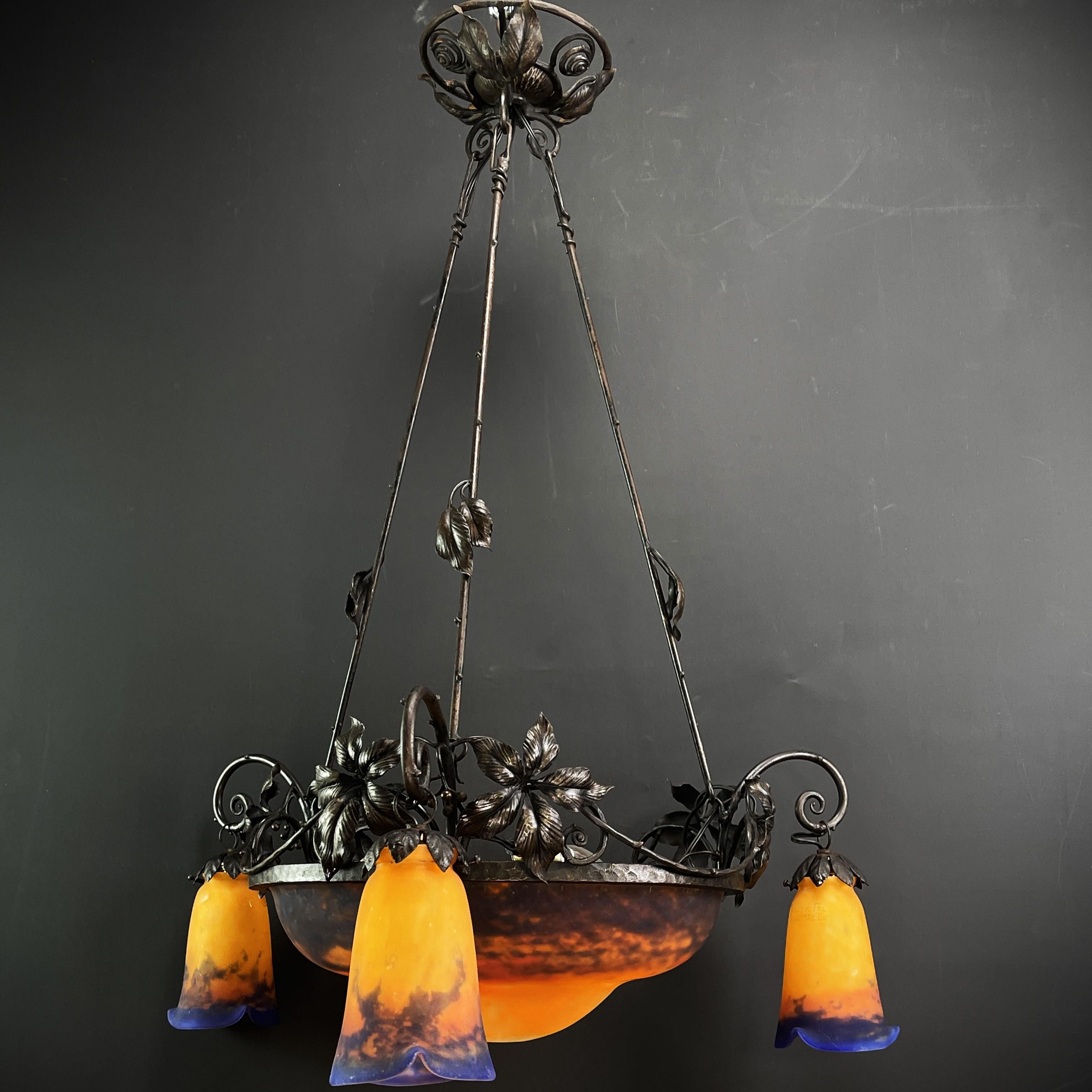 Schmiedeeiserne Lampe im Art déco-Stil von Muller Freres, Luneville Pate de Verre, 1930er Jahre im Zustand „Gut“ im Angebot in Saarburg, RP