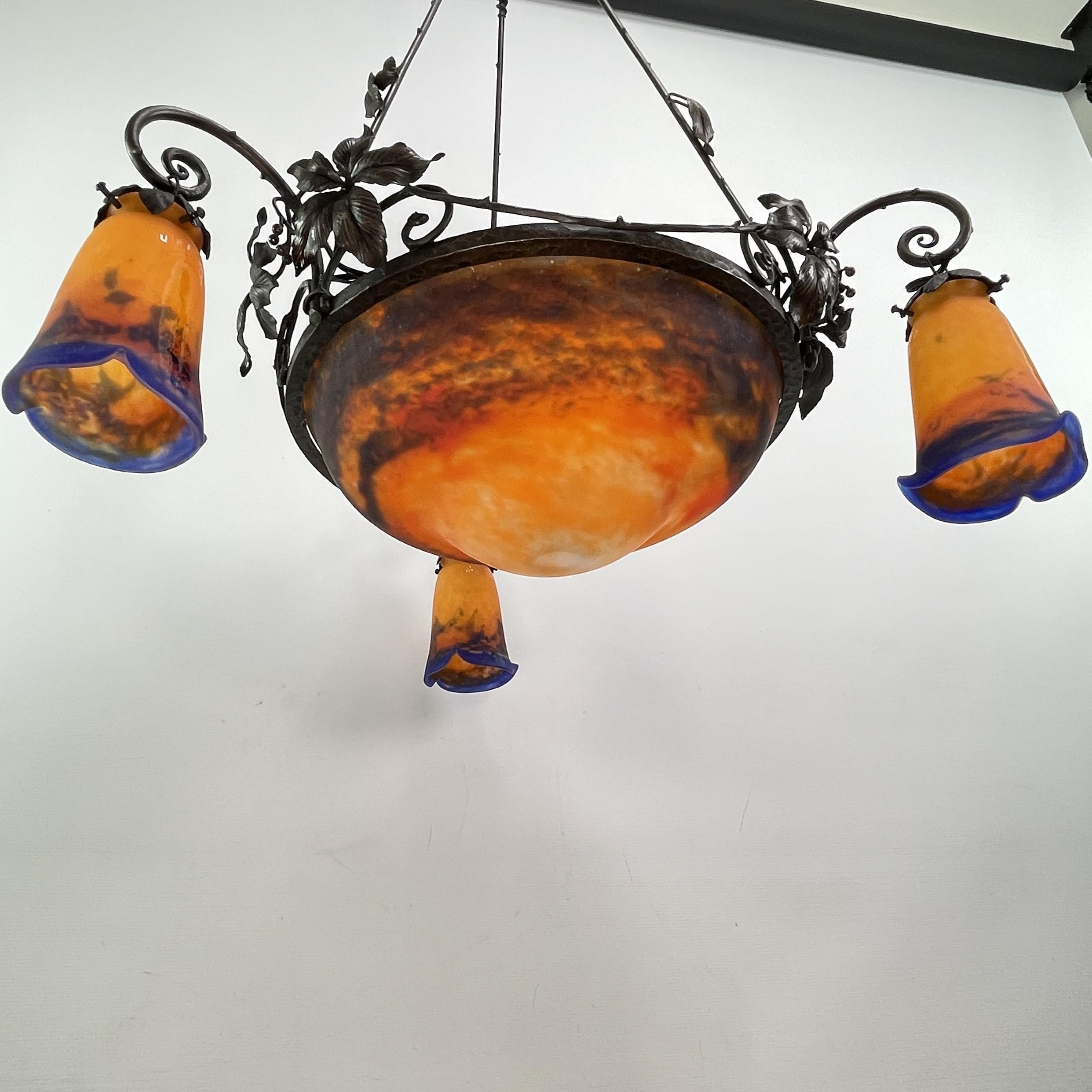 Schmiedeeiserne Lampe im Art déco-Stil von Muller Freres, Luneville Pate de Verre, 1930er Jahre im Angebot 1