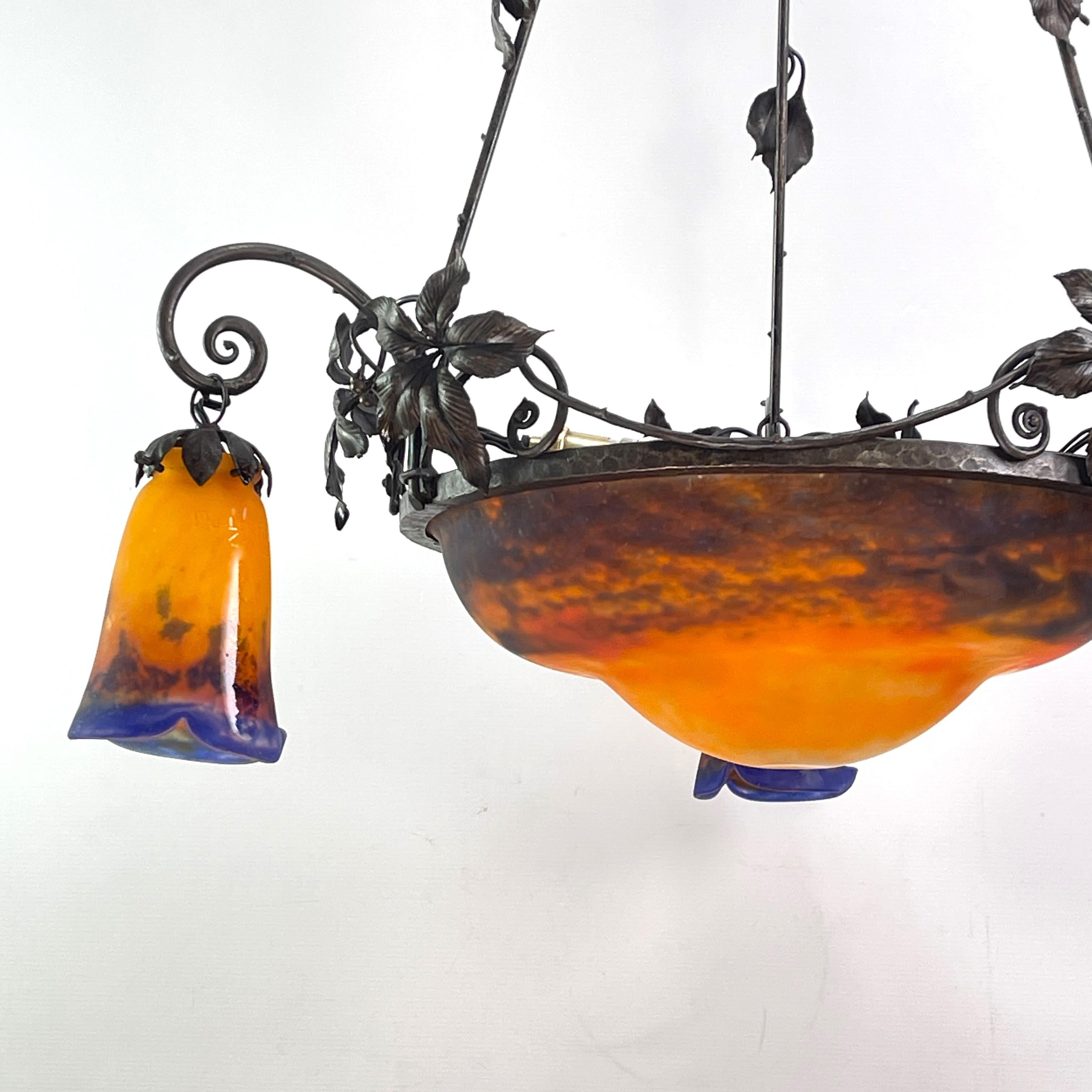 Schmiedeeiserne Lampe im Art déco-Stil von Muller Freres, Luneville Pate de Verre, 1930er Jahre im Angebot 2