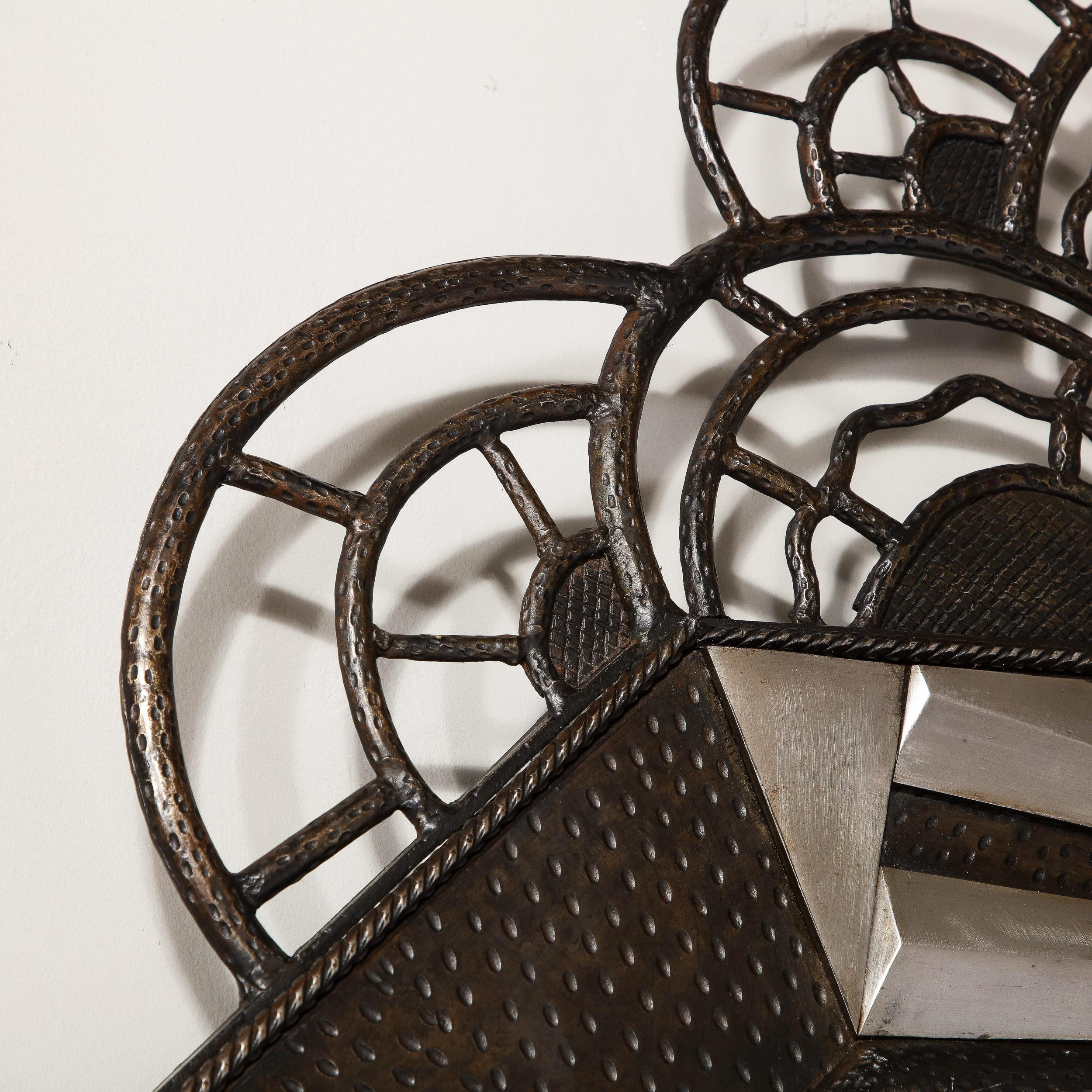Miroir Art Déco en fer forgé avec détails géométriques stylisés cubistes  Excellent état - En vente à New York, NY