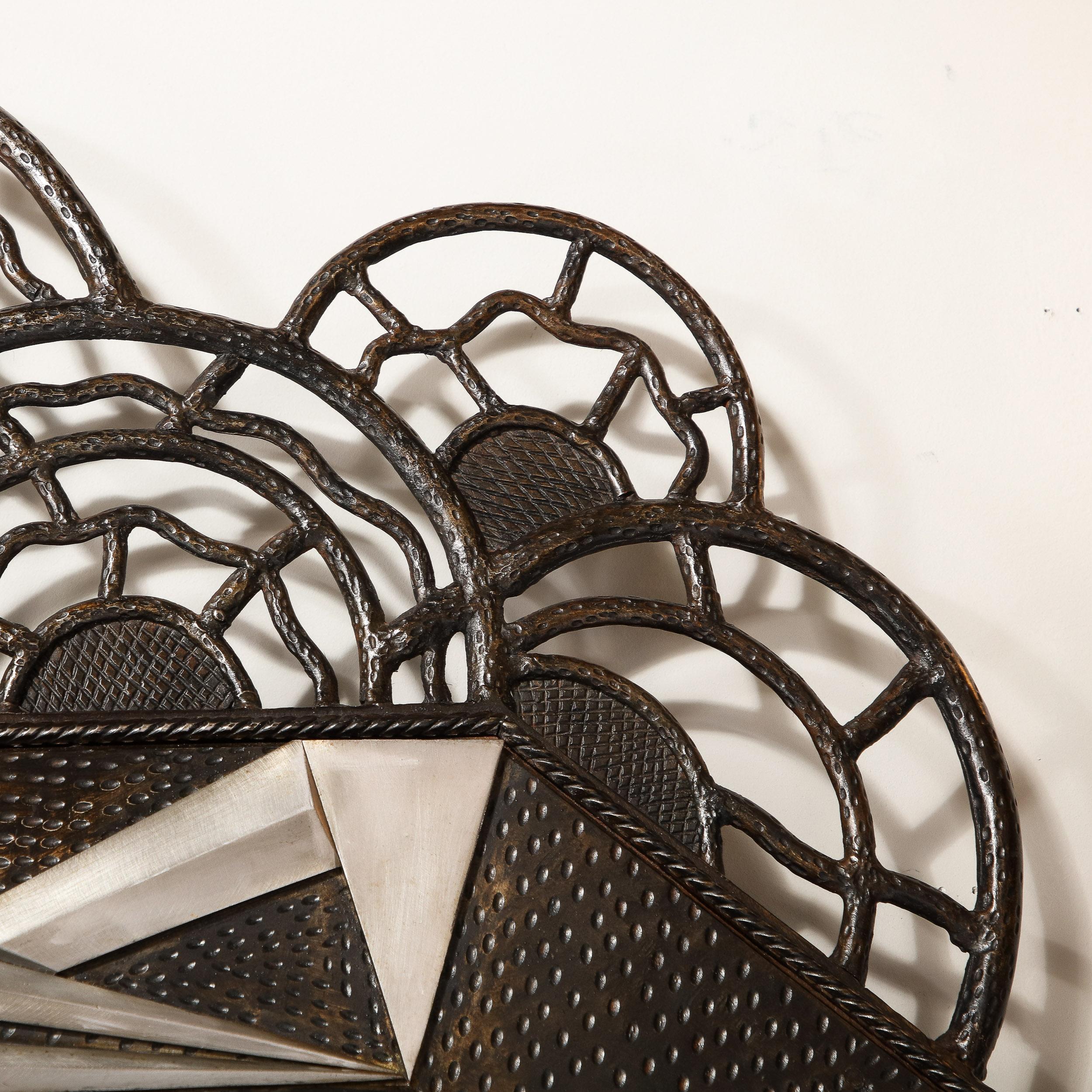 Milieu du XXe siècle Miroir Art Déco en fer forgé avec détails géométriques stylisés cubistes  en vente