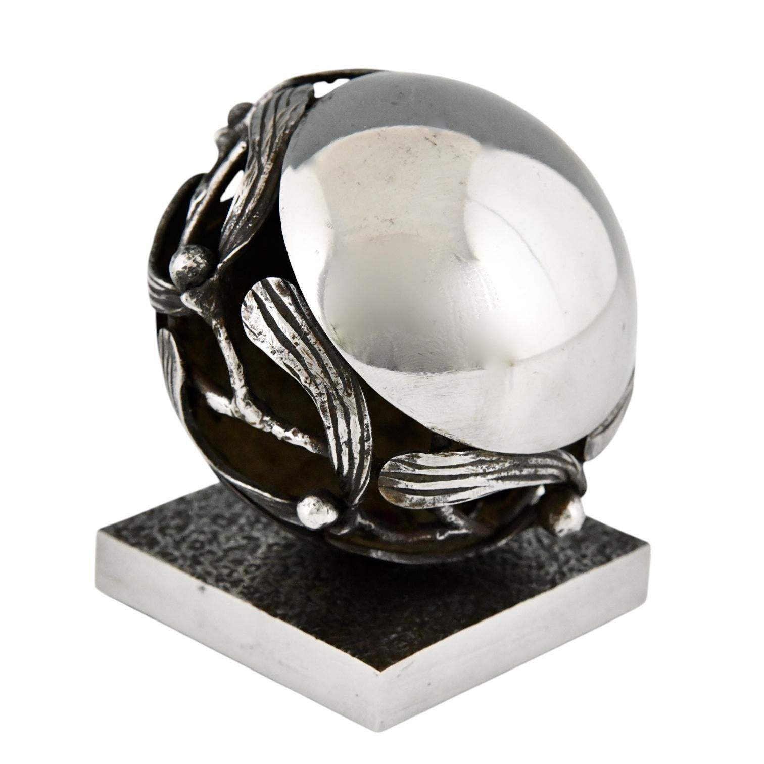 Art Deco Wrought Iron Mistletoe Paperweight by Edgar Brandt 1921 In Good Condition For Sale In Antwerp, BE