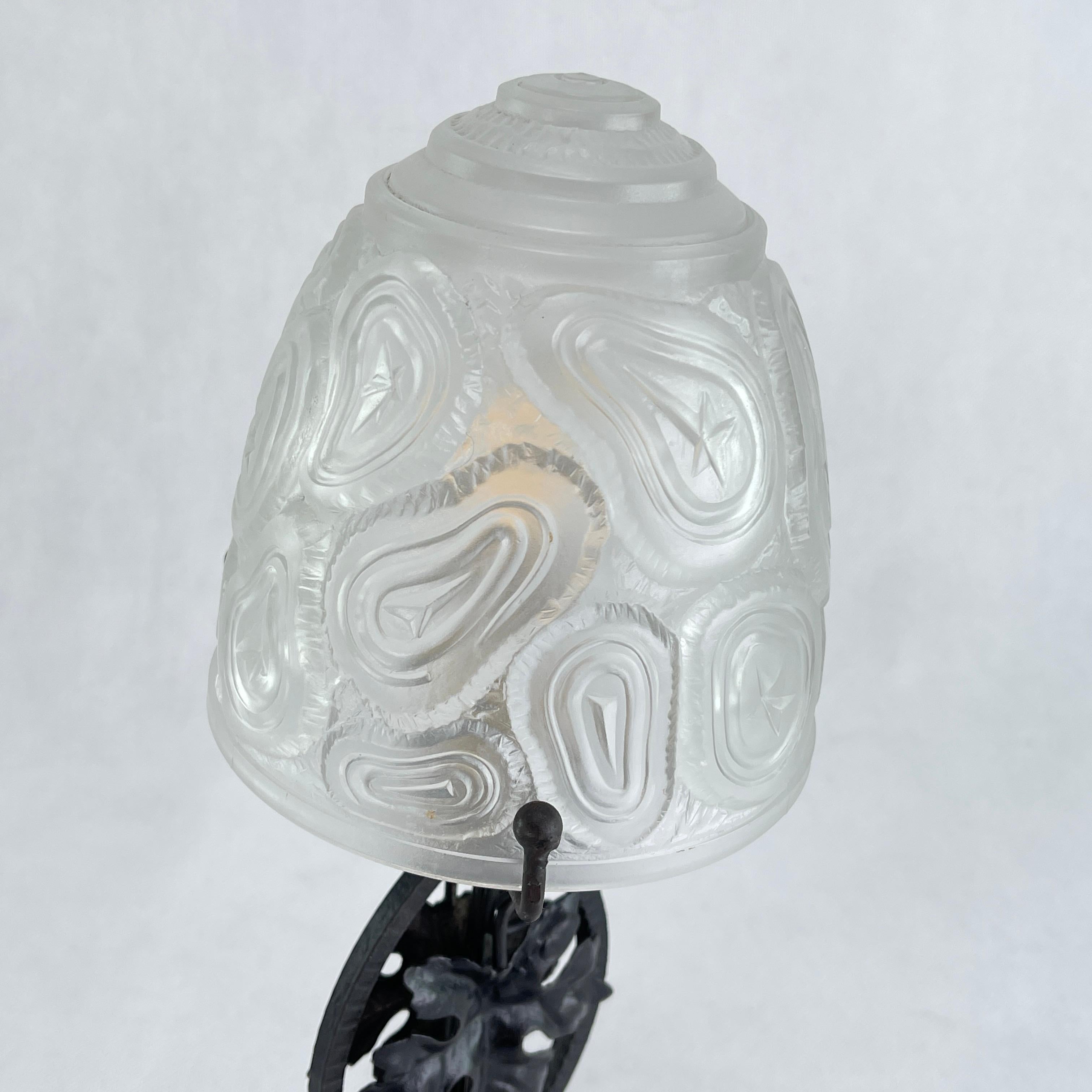 Art Deco Table Lamp - 1930s

A wonderful French 1930s Art Deco table lamps. The lamp has a black metal base and a pressed glass lampshade. This table lamp is an absolute design classic from the ART DECOS period.

The cleaned item gives a very