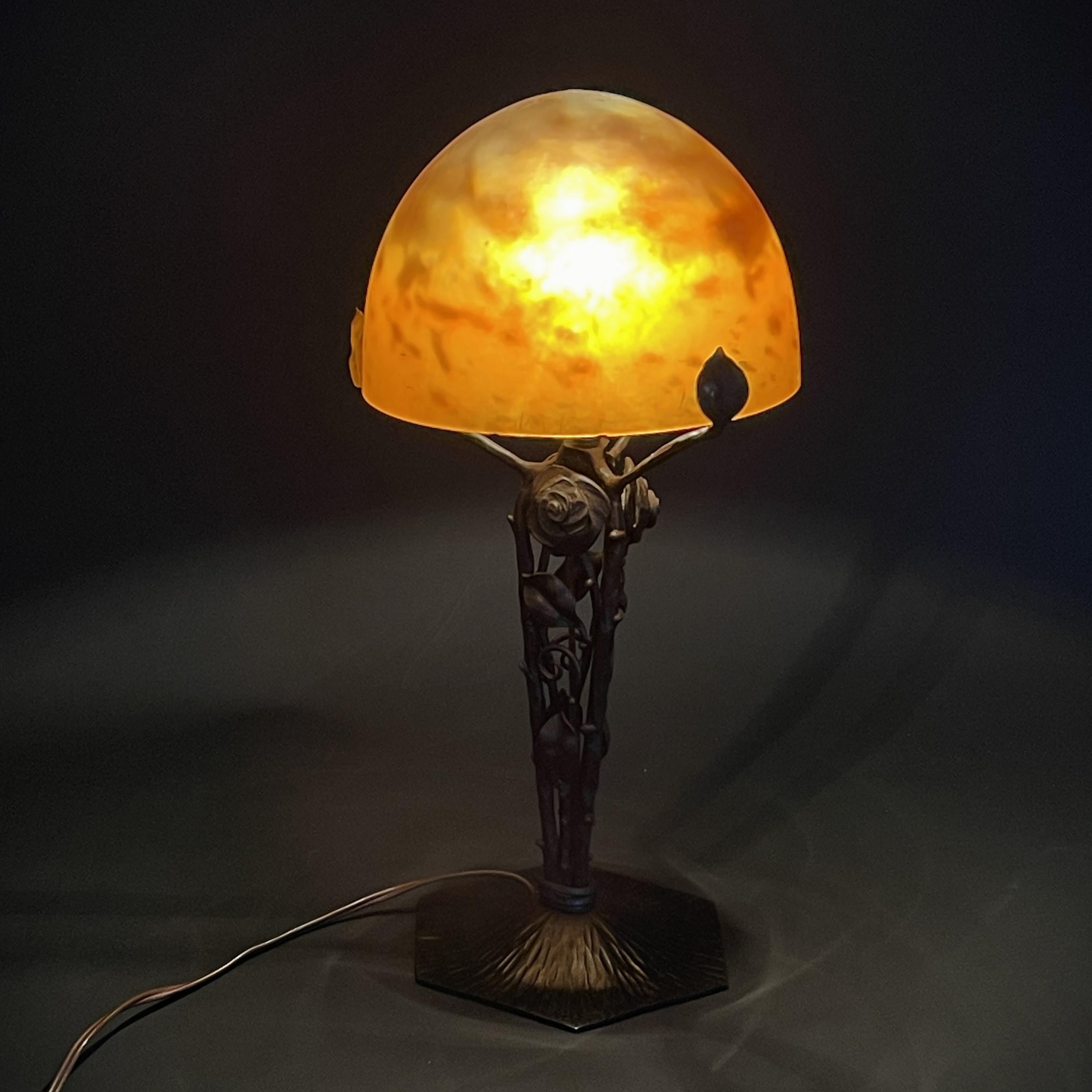 Art Deco desk lamp by DAUM - 1930s.

The rare Daum Nancy ART DECO ceiling lamp is a fascinating example of the masterful craftsmanship and exquisite design of this renowned French glass manufacturer. This signed table lamp skilfully combines the