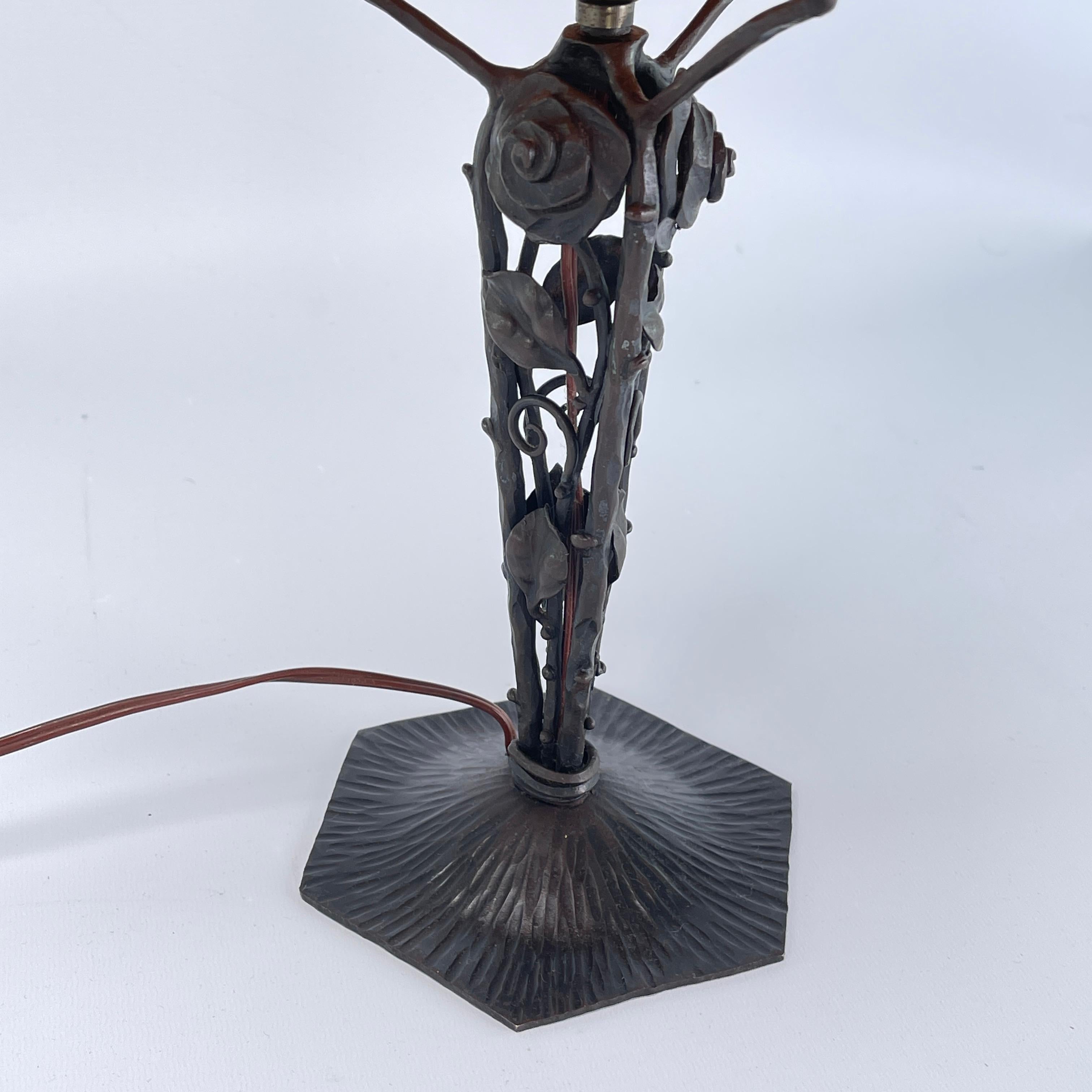 Mid-20th Century Art Deco wrought iron table lamp by Daum Nancy,  1930s