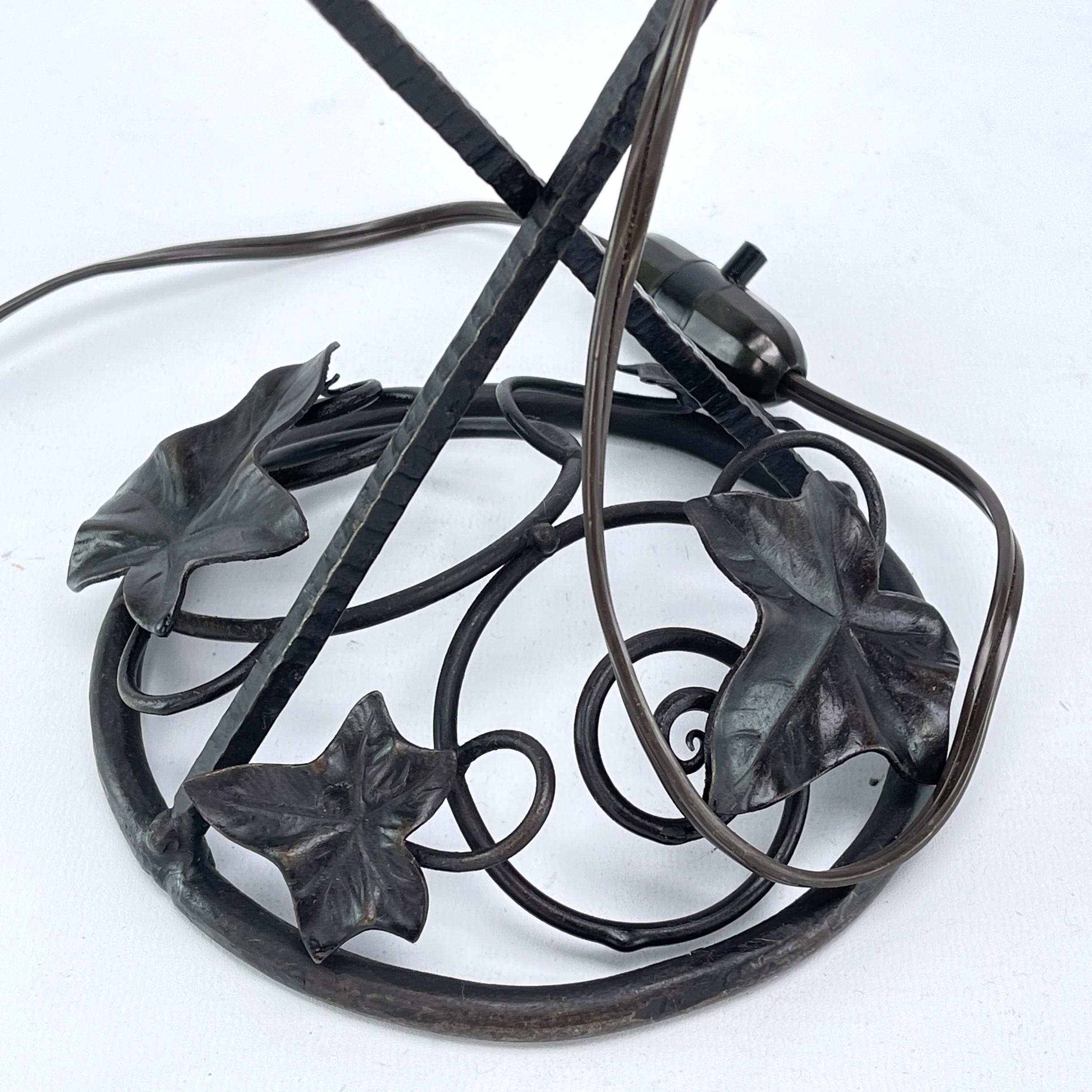 Metal Art Deco wrought iron table lamp by Muller Frerés, Pate de Verre,  1930s For Sale