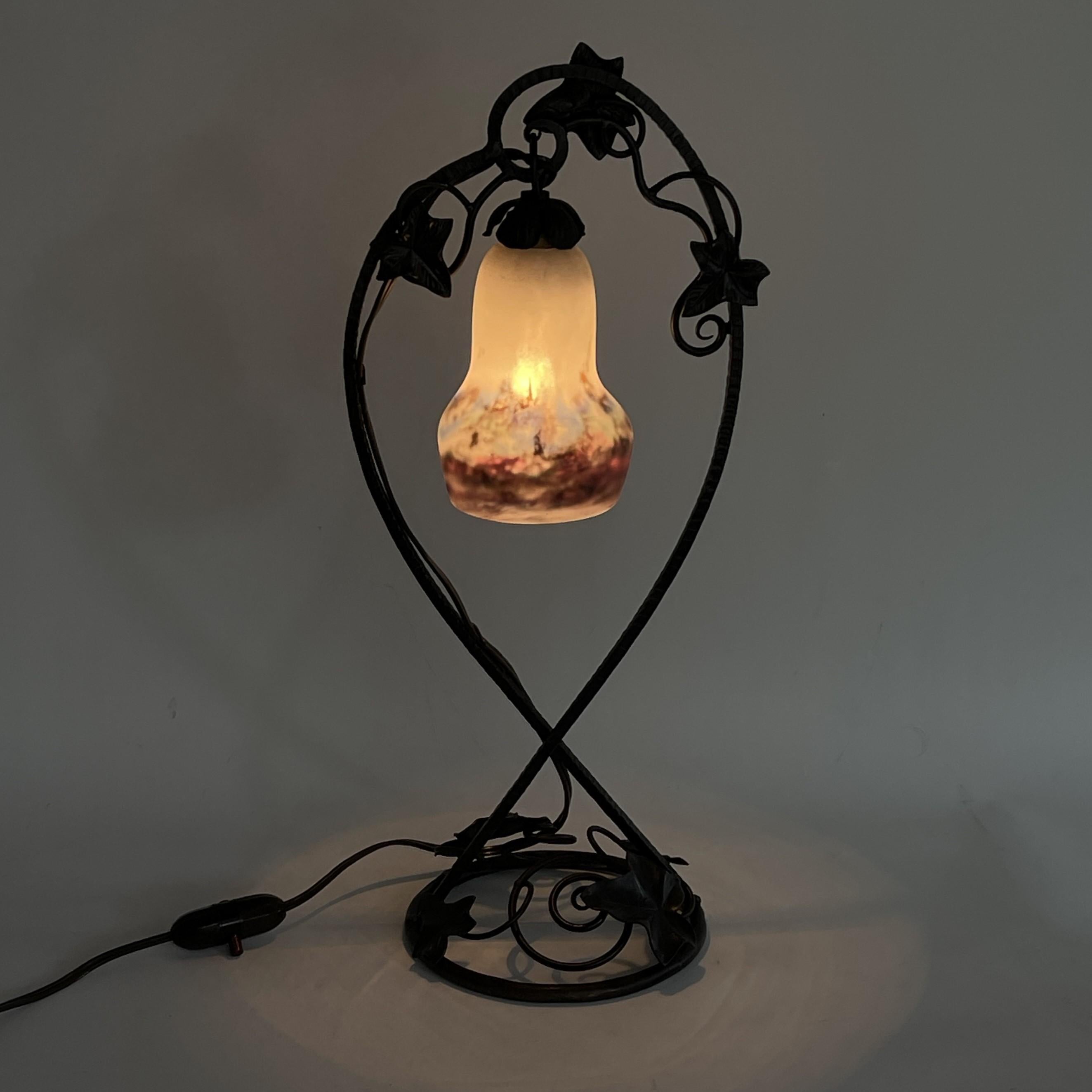 Art Deco wrought iron table lamp by Muller Frerés, Pate de Verre,  1930s For Sale 1