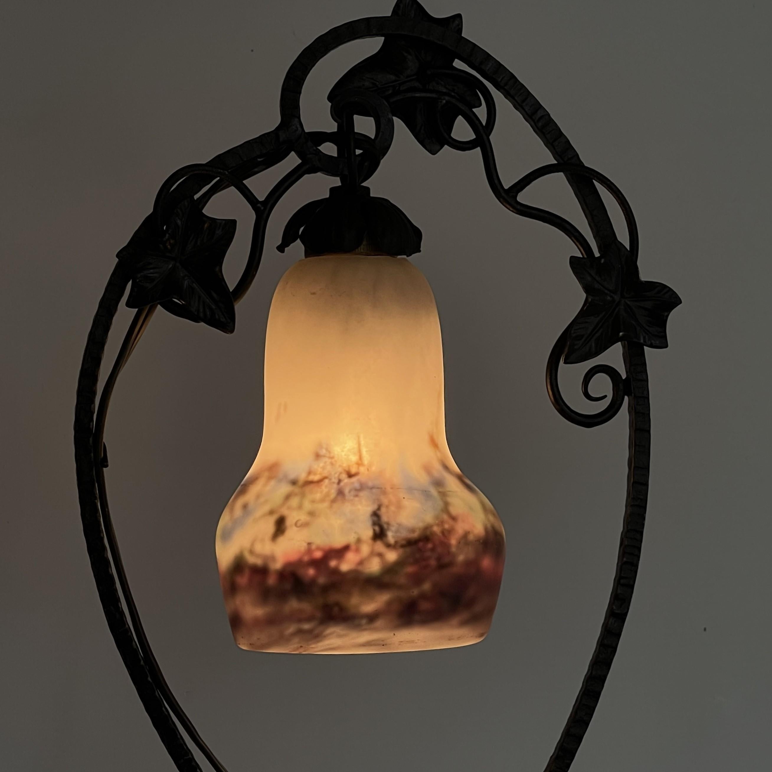 Art Deco wrought iron table lamp by Muller Frerés, Pate de Verre,  1930s For Sale 2