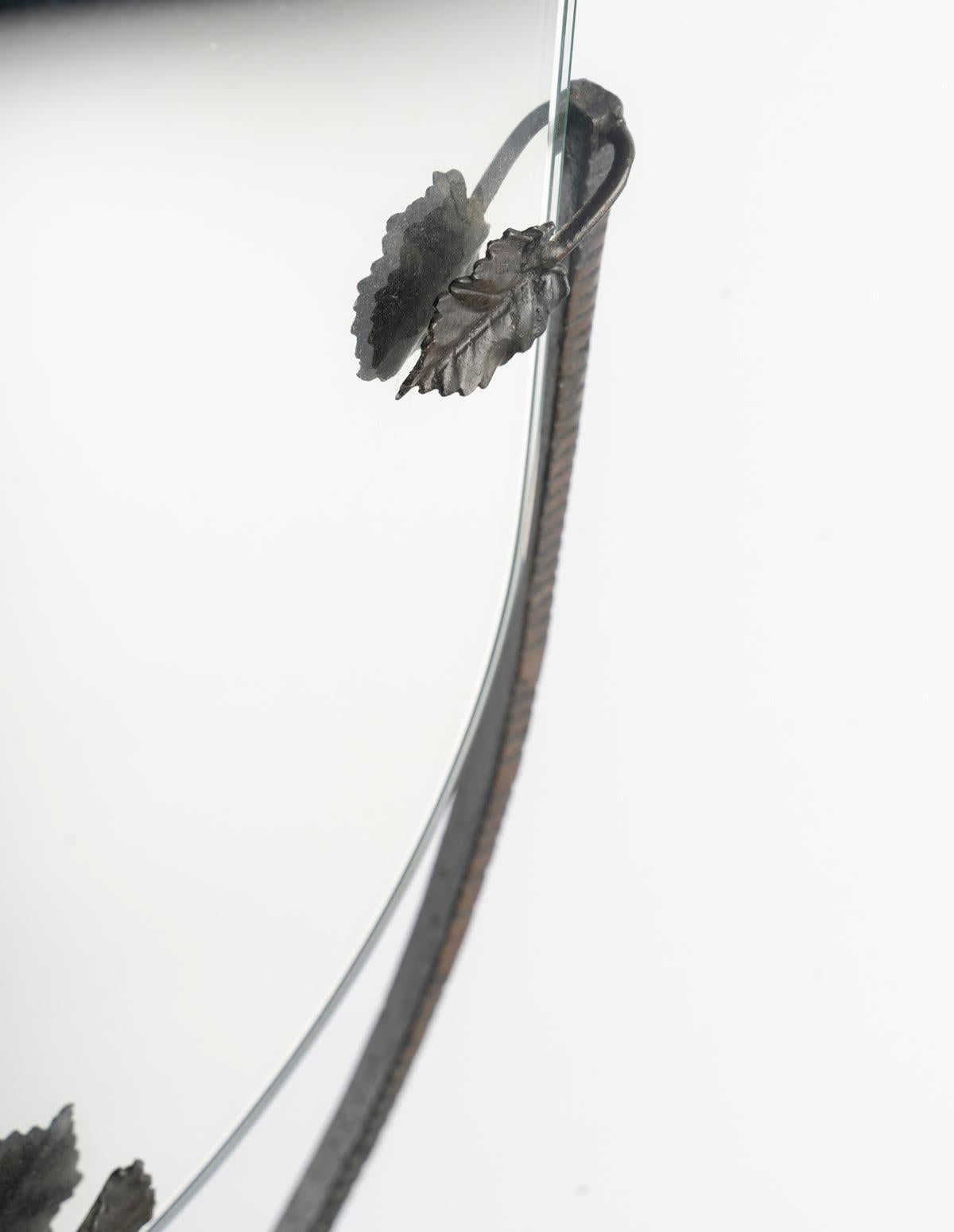 Art Deco wrought iron table mirror, 1930.

H: 49.5cm, W: 27cm, D: 20cm

Please contact us before ordering to confirm product availability.