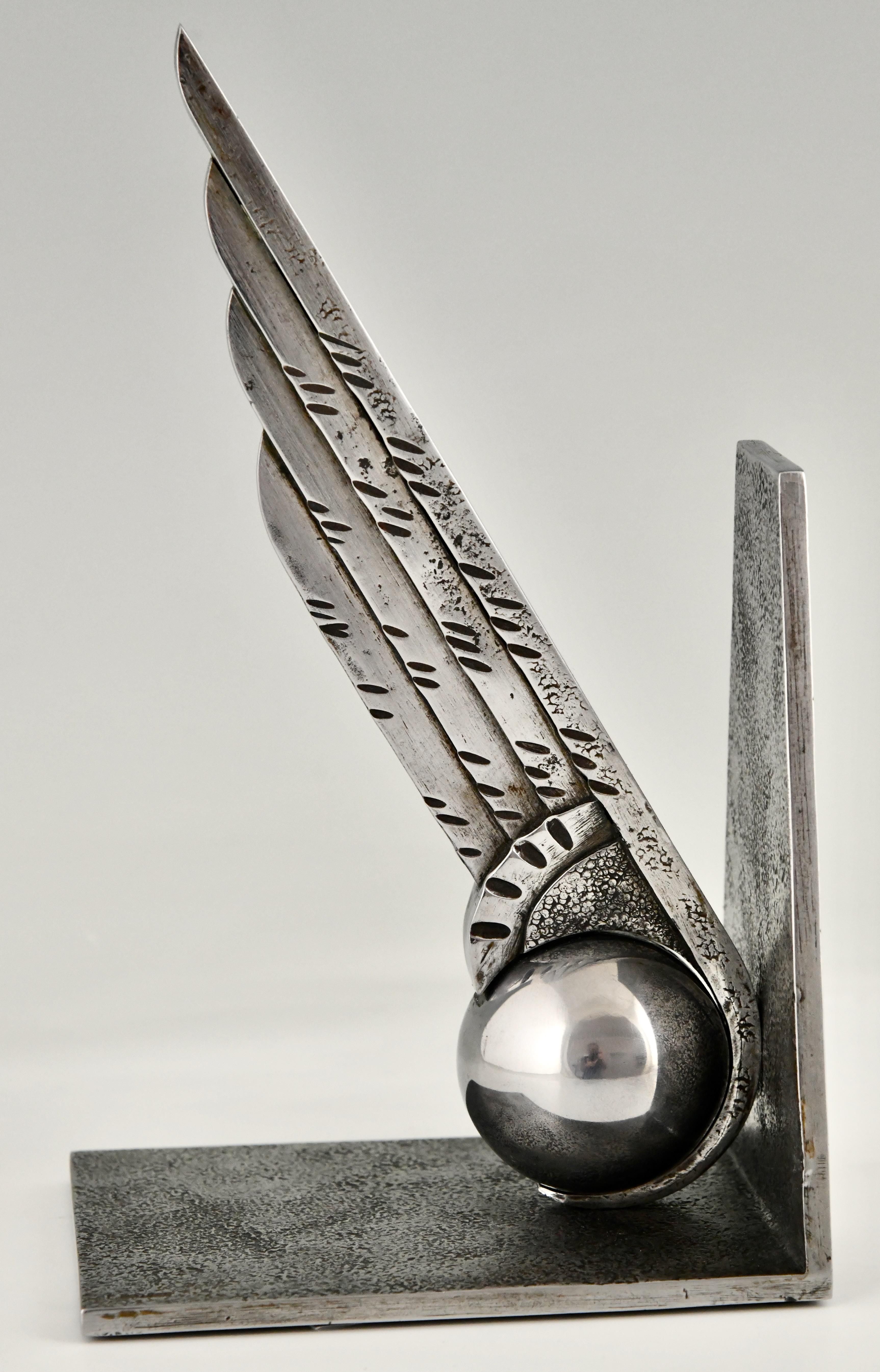 Buchstützen aus Schmiedeeisen mit Flügeln im Art déco-Stil von Edgar Brandt, Frankreich 1930 (Eisen) im Angebot