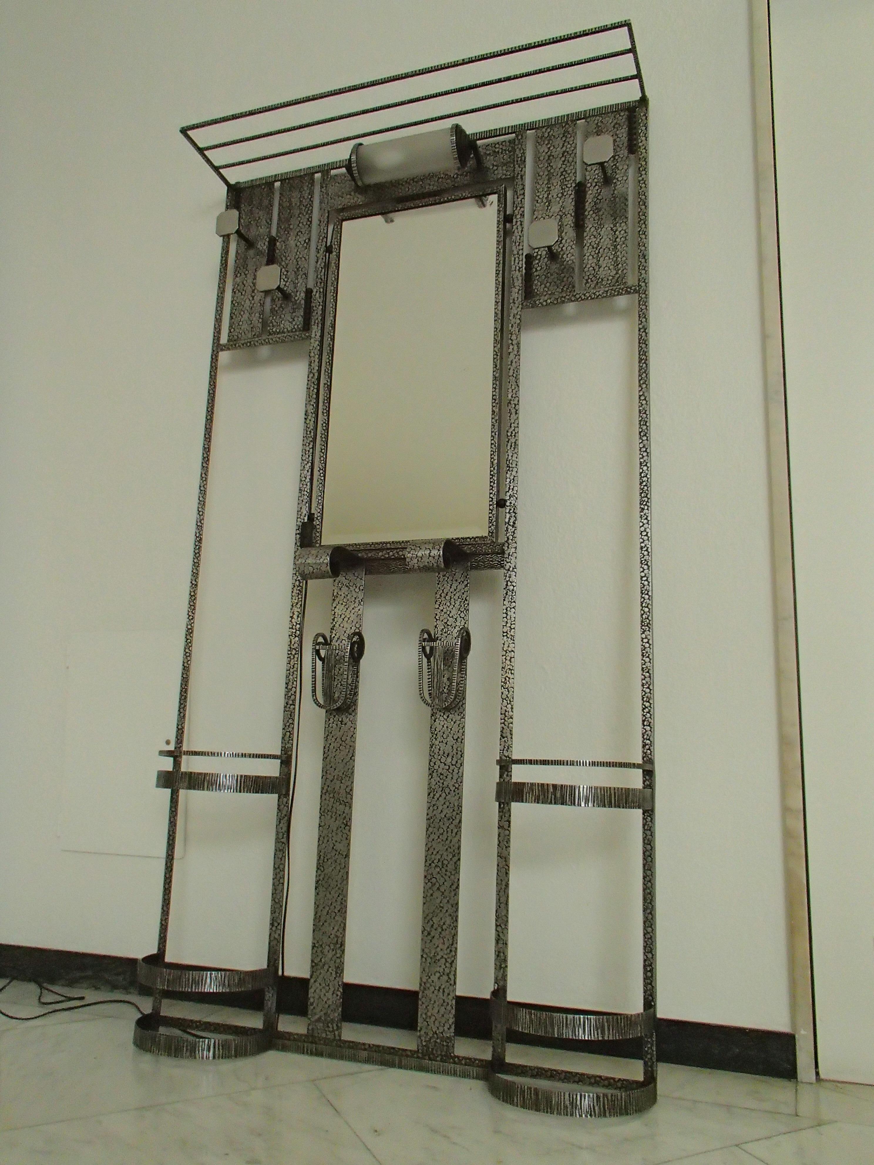 Art Deco Wrouth Eisen Kleiderschrank mit Spiegel und Licht im Angebot 5