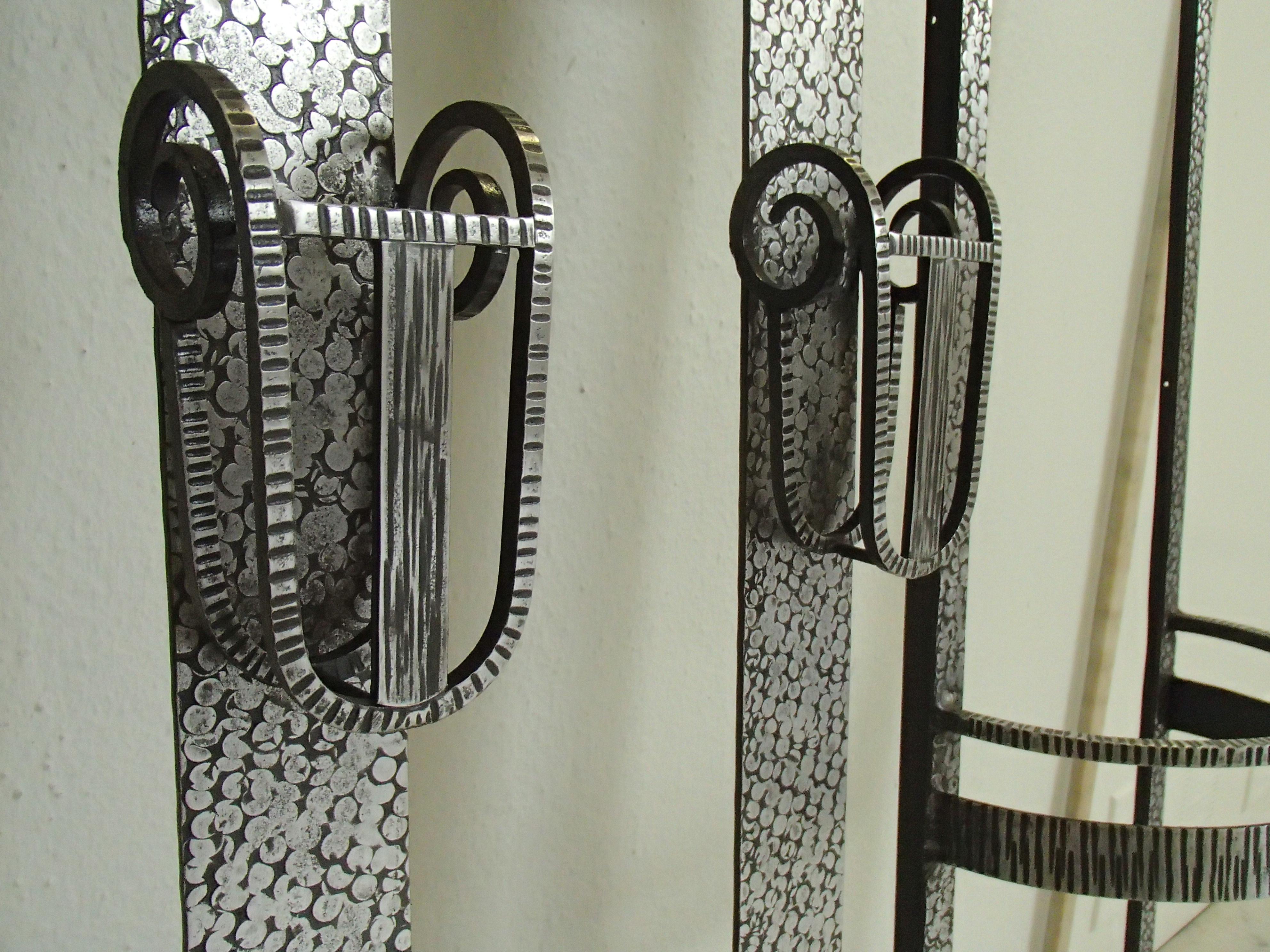 Art Deco Wrouth Eisen Kleiderschrank mit Spiegel und Licht (Französisch) im Angebot